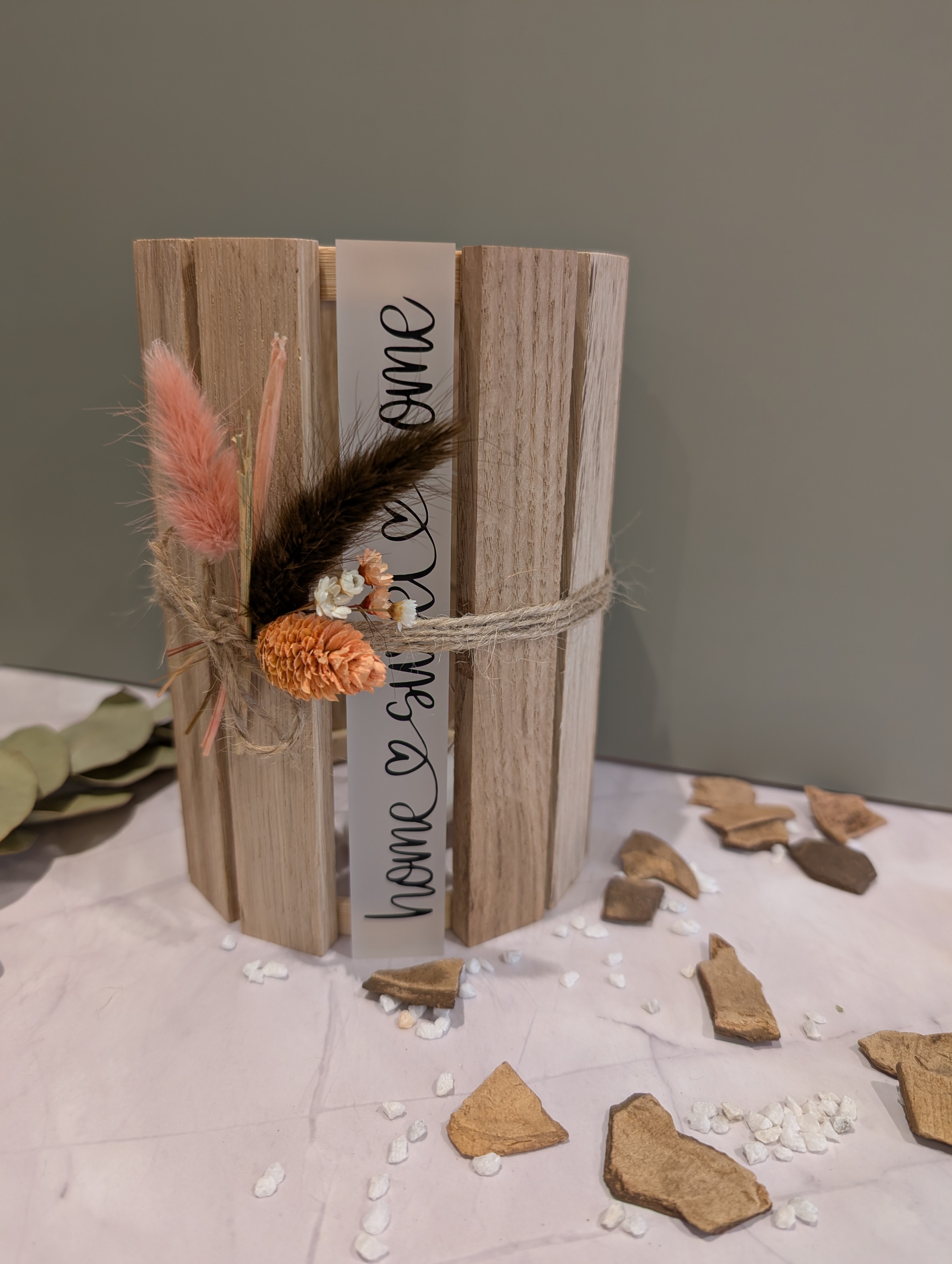 Holzlaterne „Home Sweet Home“ mit LED-Licht und Trockenblumendeko