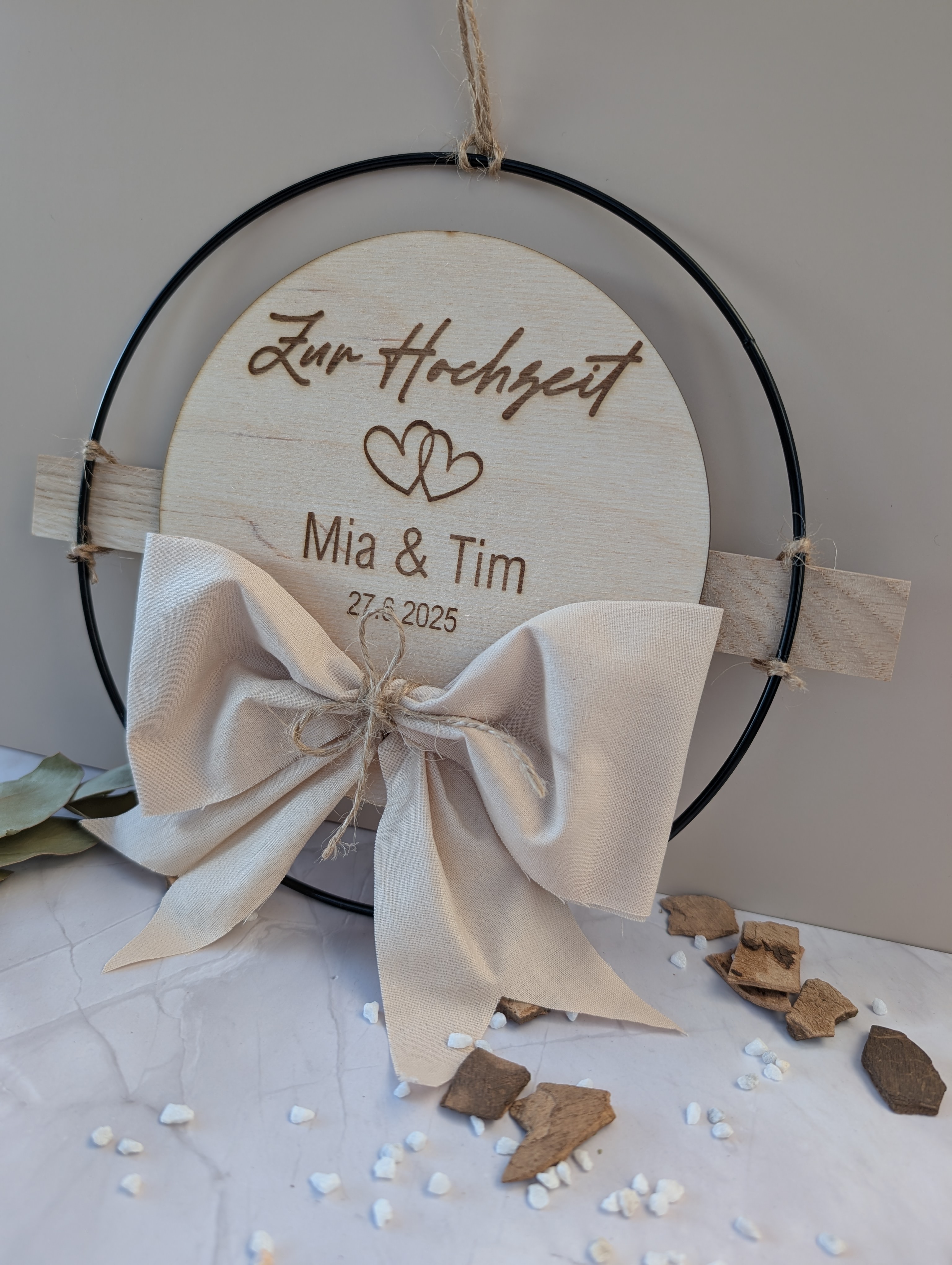 Personalisierter Hochzeitsring aus Holz & Metall – Edler Wandbehang mit Namen & Datum (Ø 20 cm)