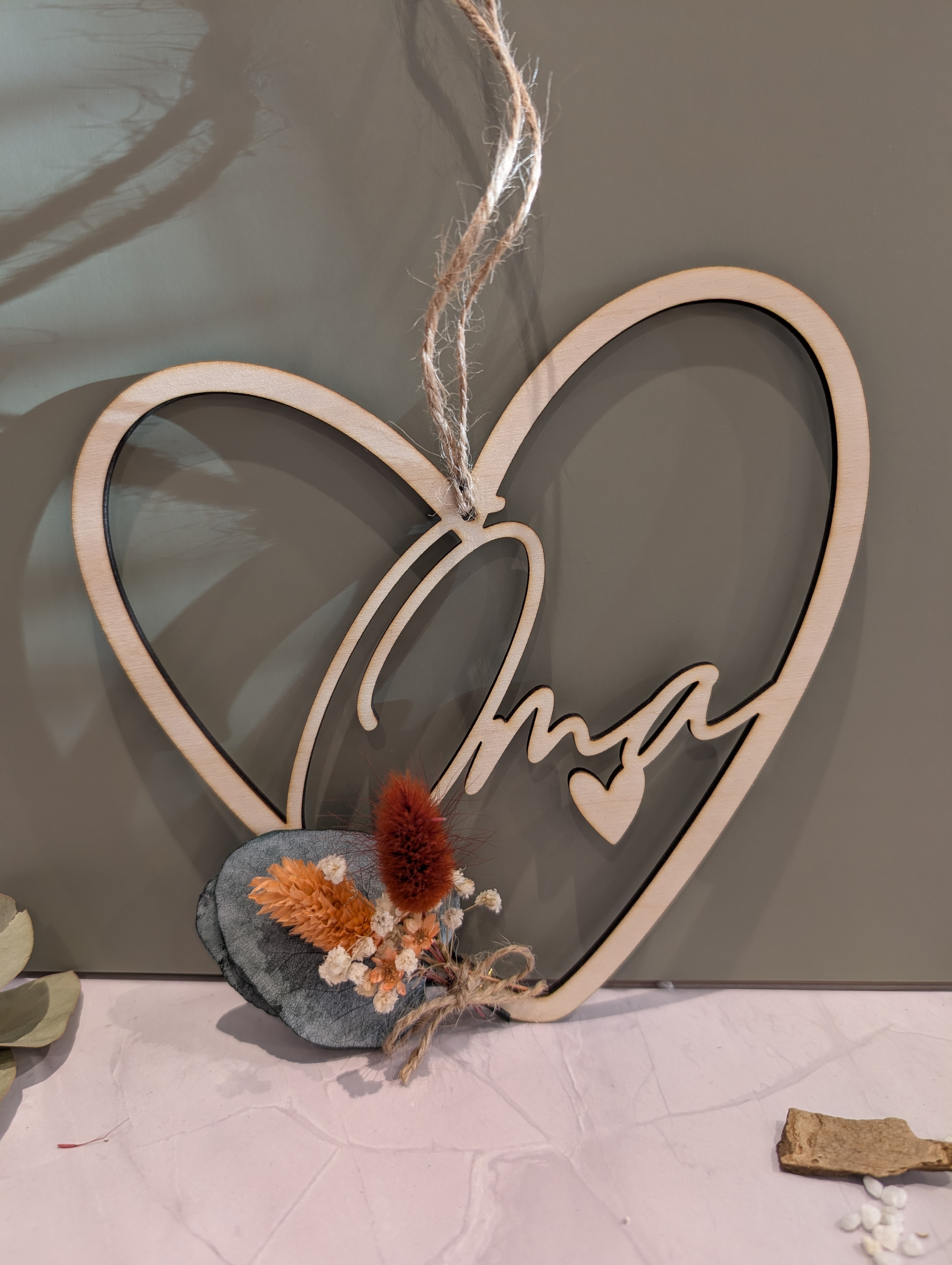 Holz Herz Wanddeko „Oma“ – liebevolle Geschenkidee für Oma