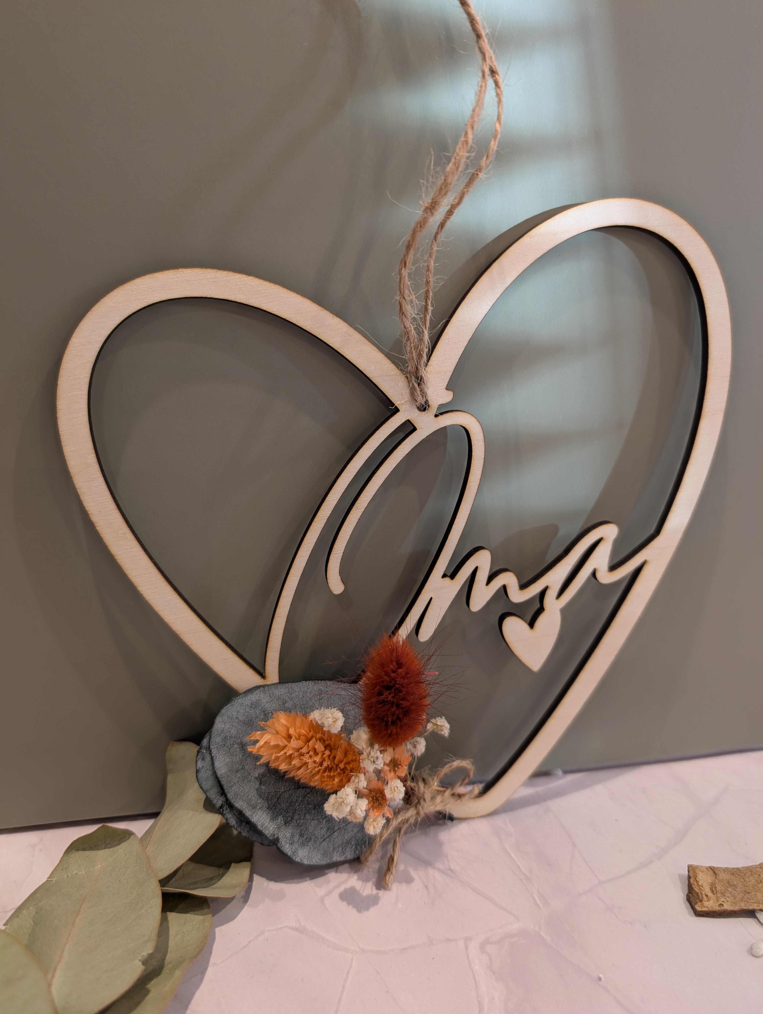 Holz Herz Wanddeko „Oma“ – liebevolle Geschenkidee für Oma