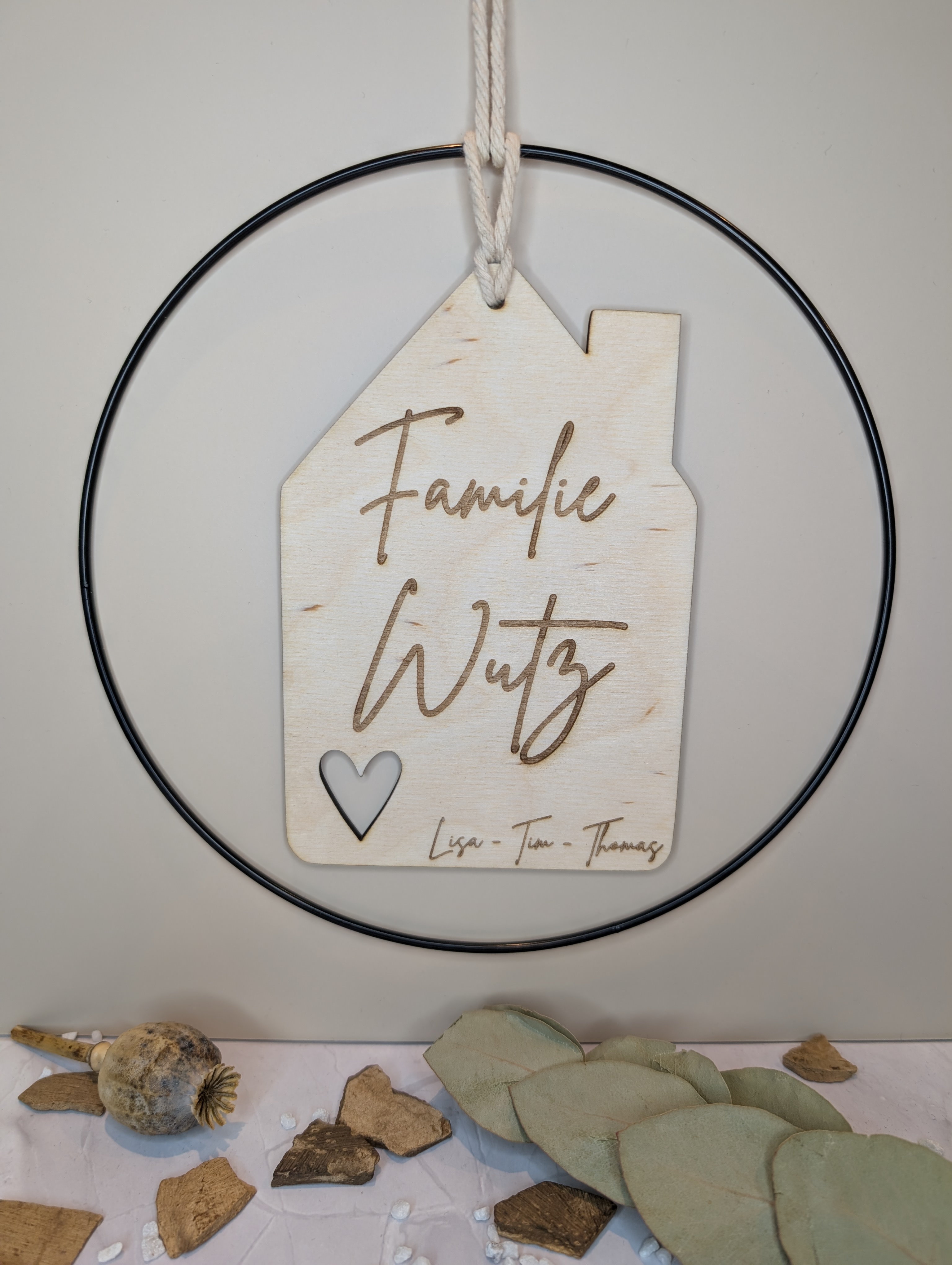 Personalisierter Metallring 25 cm mit Holz Haus Schild – Türdeko Familie | Geschenk Einzug