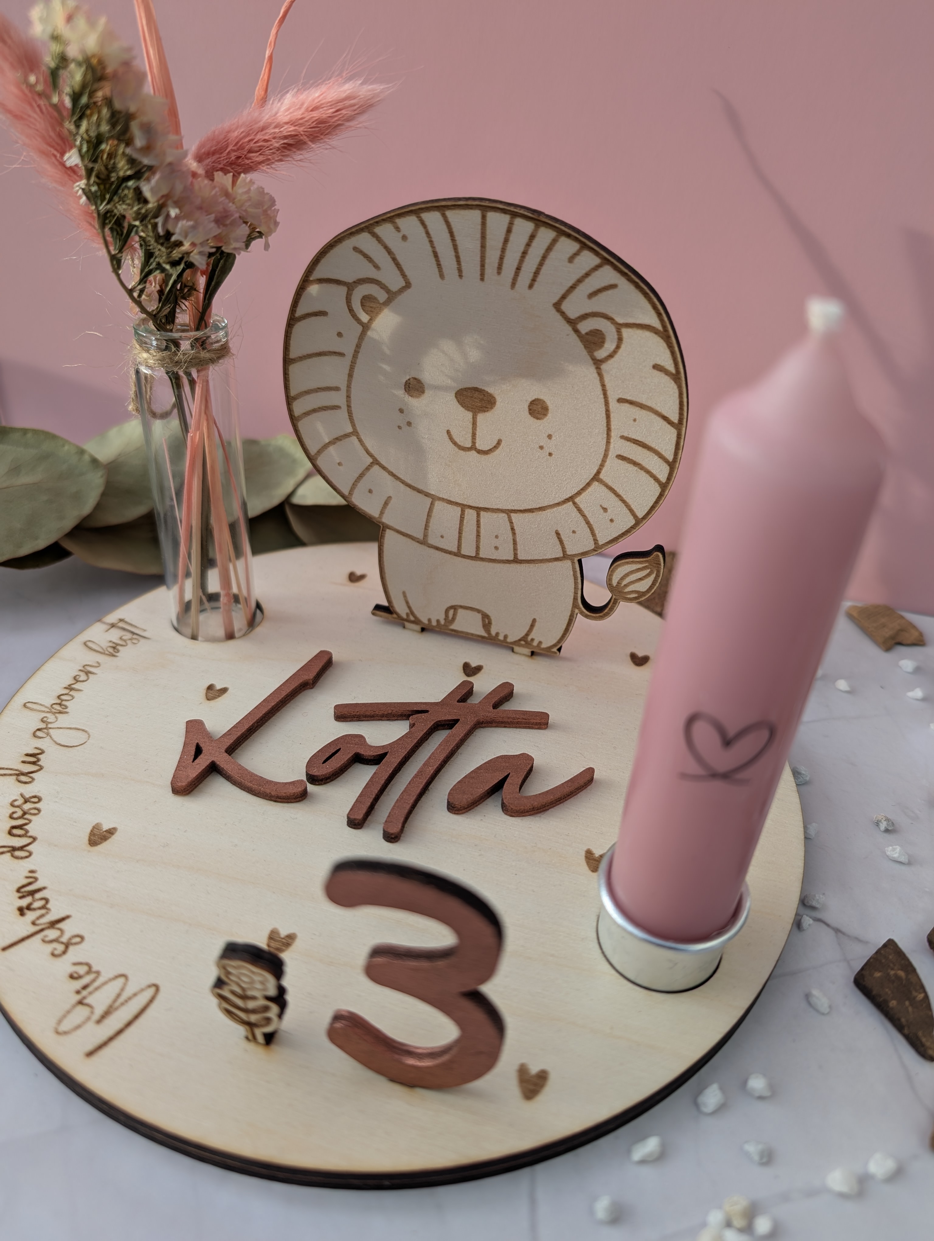 Personalisierter Geburtstagskranz aus Holz mit Löwe – Geburtstagsring mit Kerzenhalter und Vase