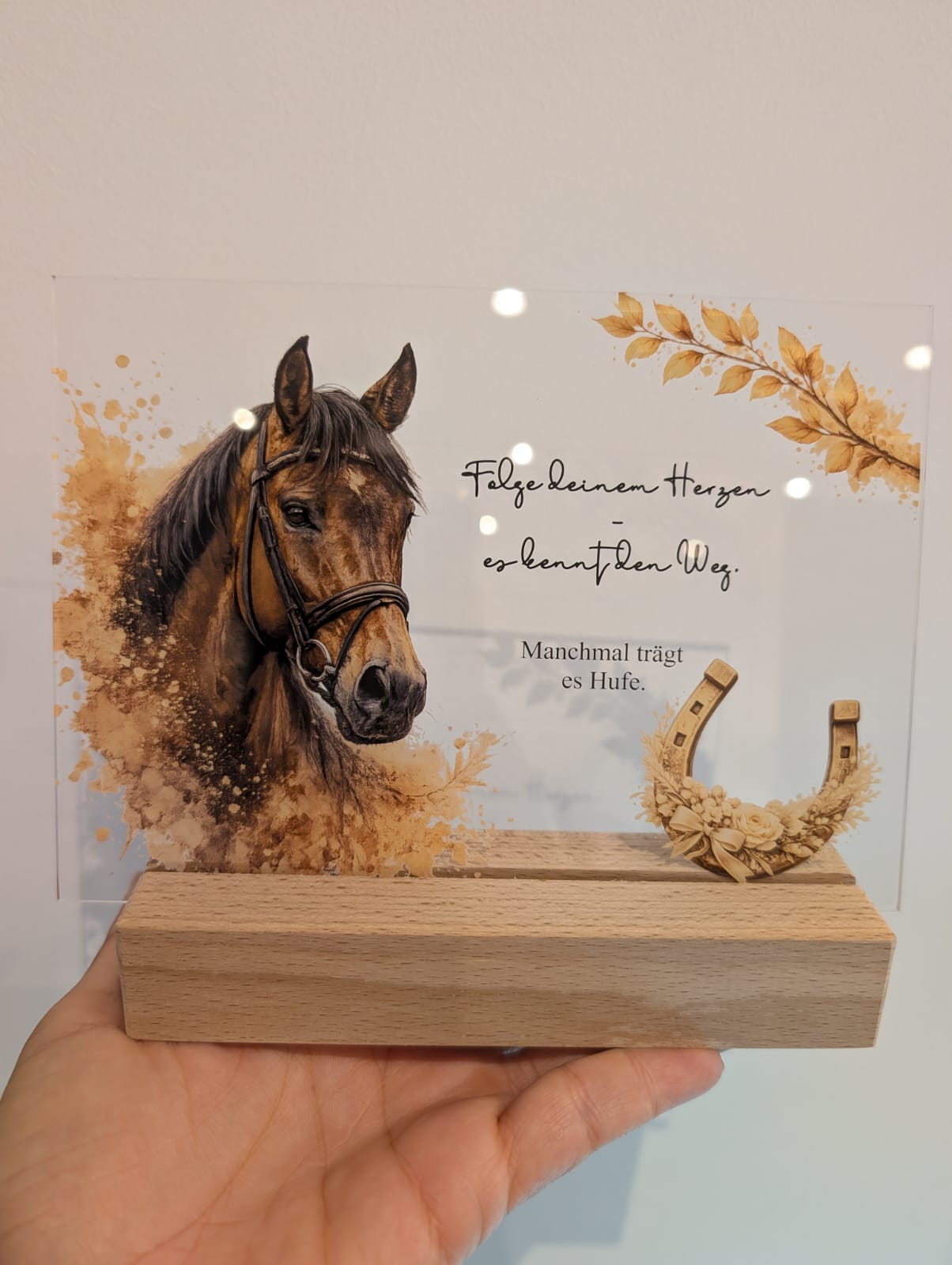 Acryl-Aufsteller Pferd „Folge deinem Herzen“ – mit Holzsockel | 13 × 18 cm | Hochwertiger UV-Druck