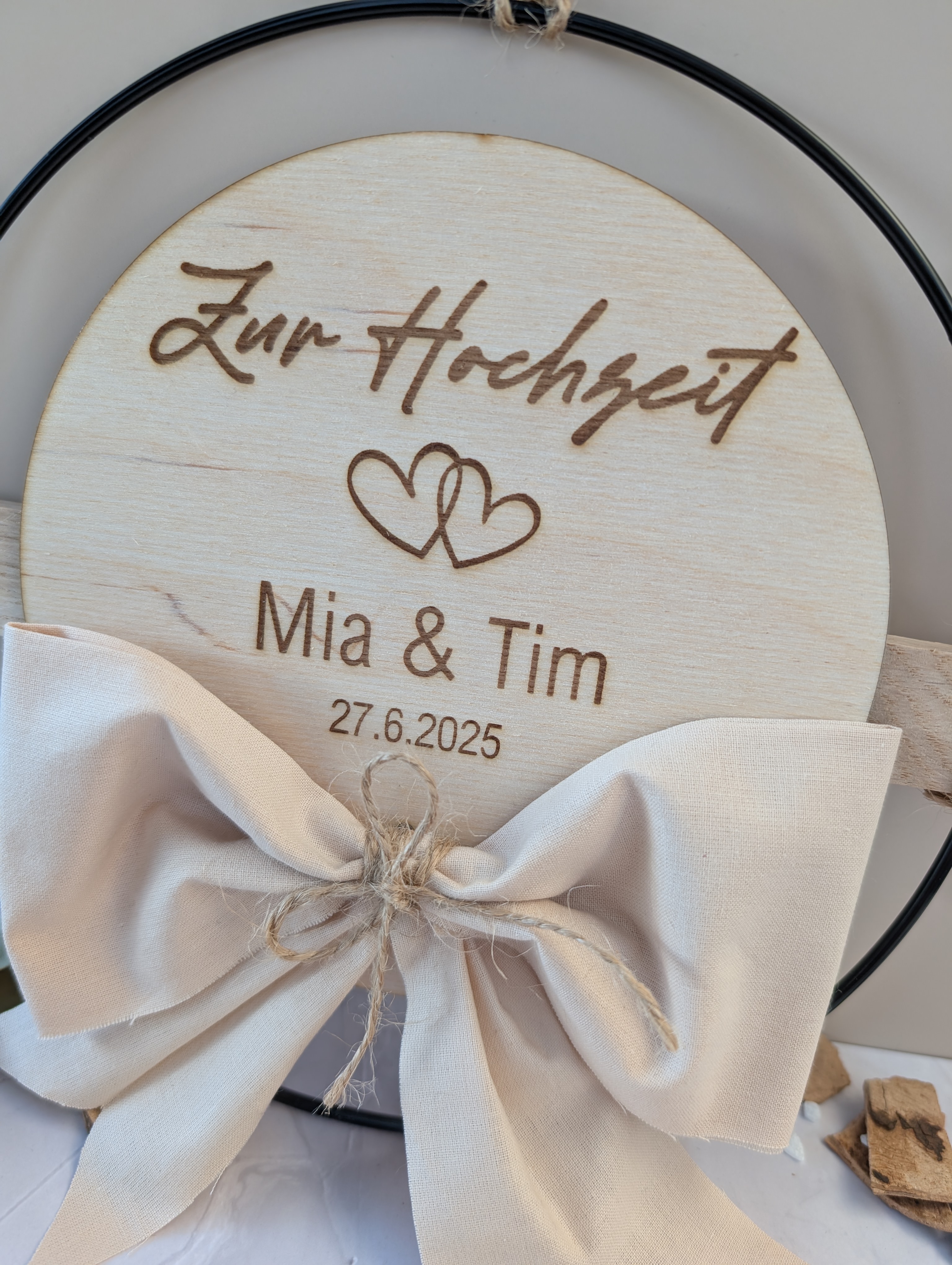 Personalisierter Hochzeitsring aus Holz & Metall – Edler Wandbehang mit Namen & Datum (Ø 20 cm)