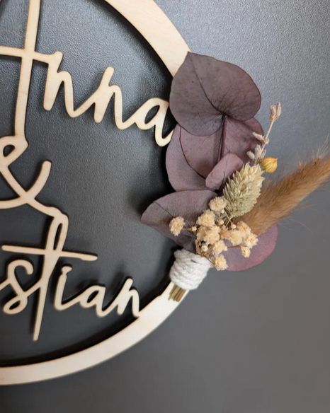 Personalisierter Holz-Wandring – Ehering mit Namen & Trockenblumen – Einzigartiges Geschenk zur Hochzeit / Verlobung 