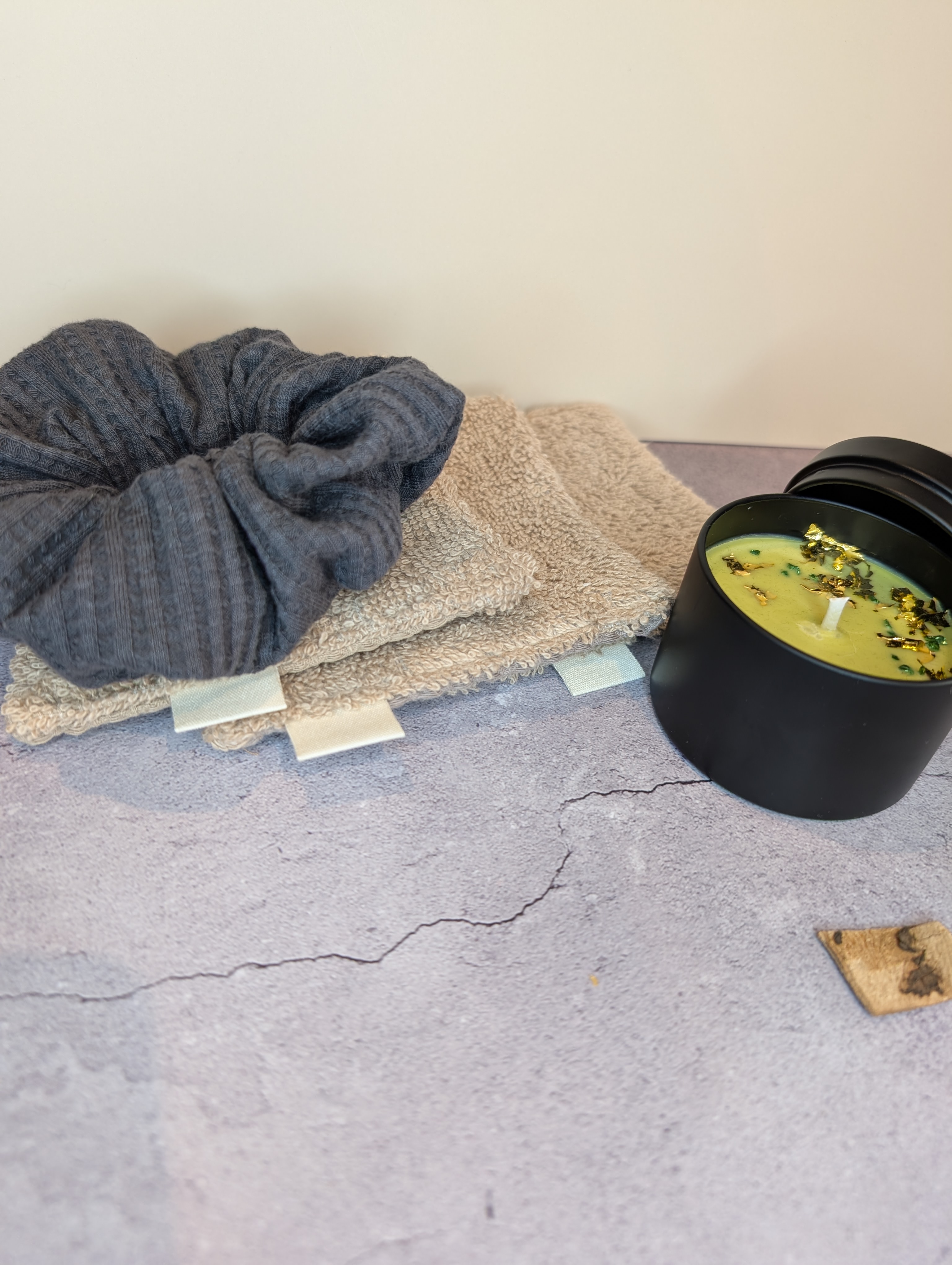 Wohlfühl Geschenkset – Kerze, Abschminkpads & Scrunchie | handgemacht