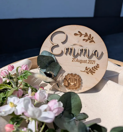 Holzscheibe mit Namen und Geburtsdatum