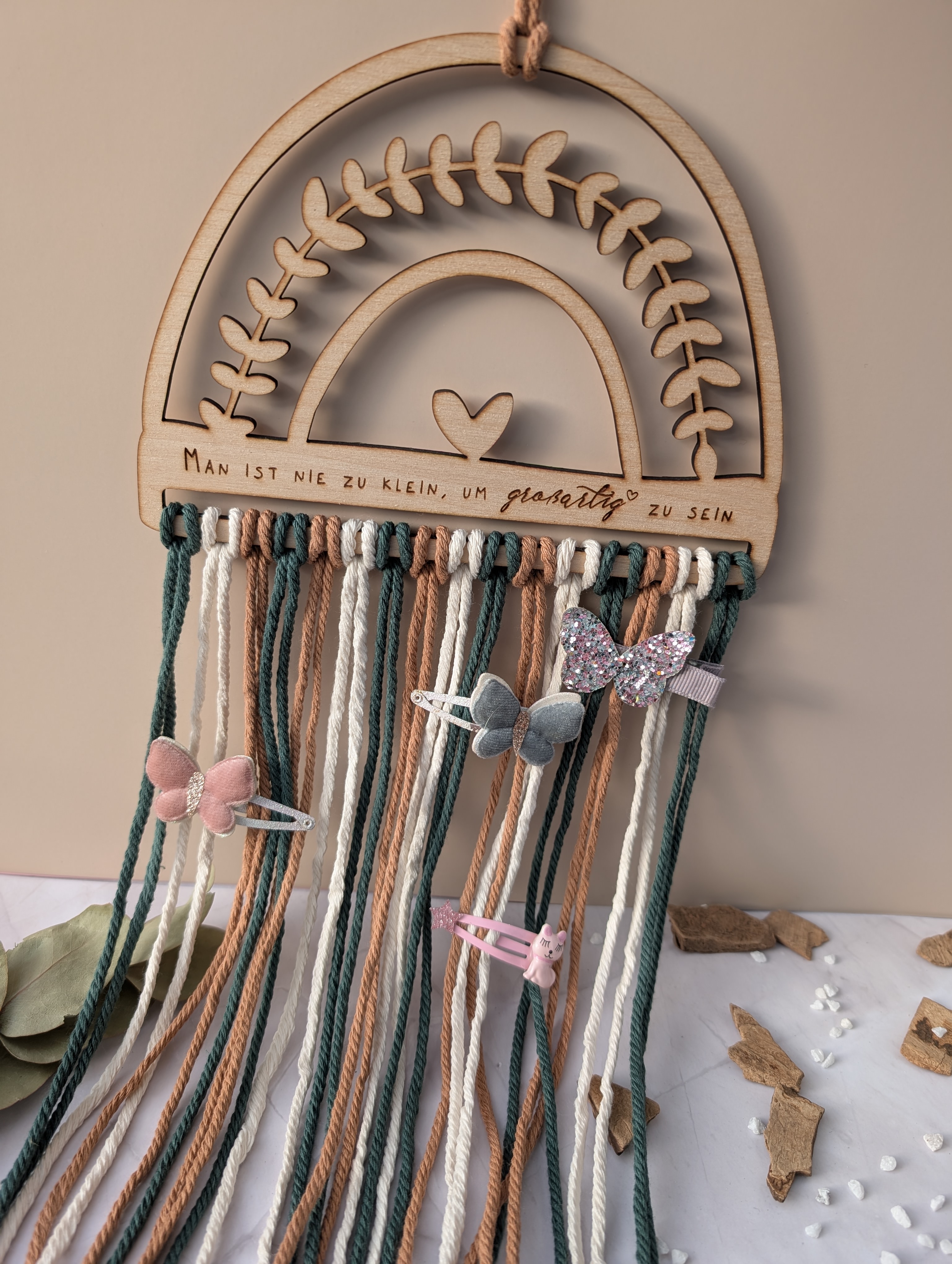 Haarspangenhalter Regenbogen aus Holz & Makramee – „Man ist nie zu klein, um großartig zu sein“