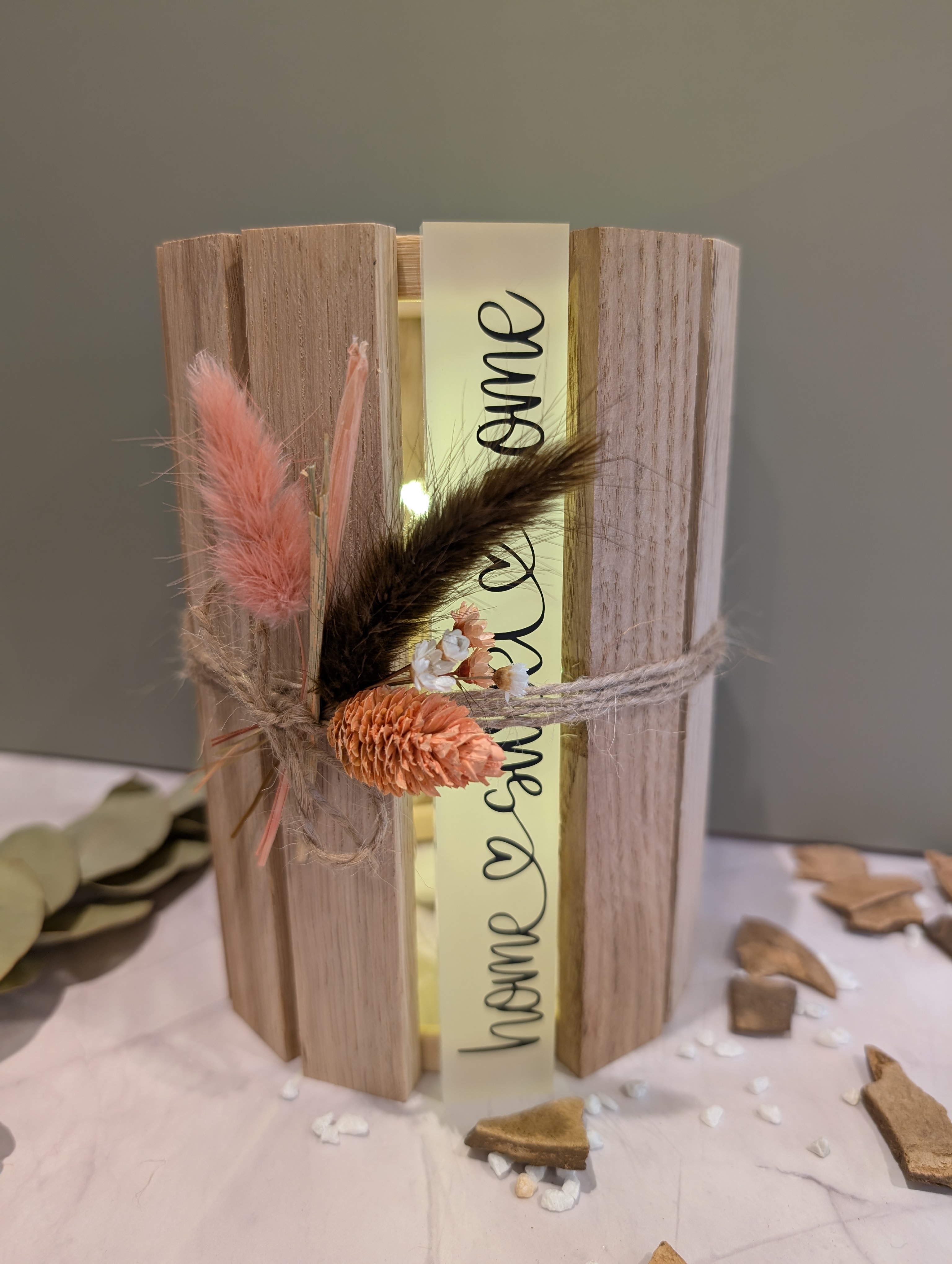 Holzlaterne „Home Sweet Home“ mit LED-Licht und Trockenblumendeko