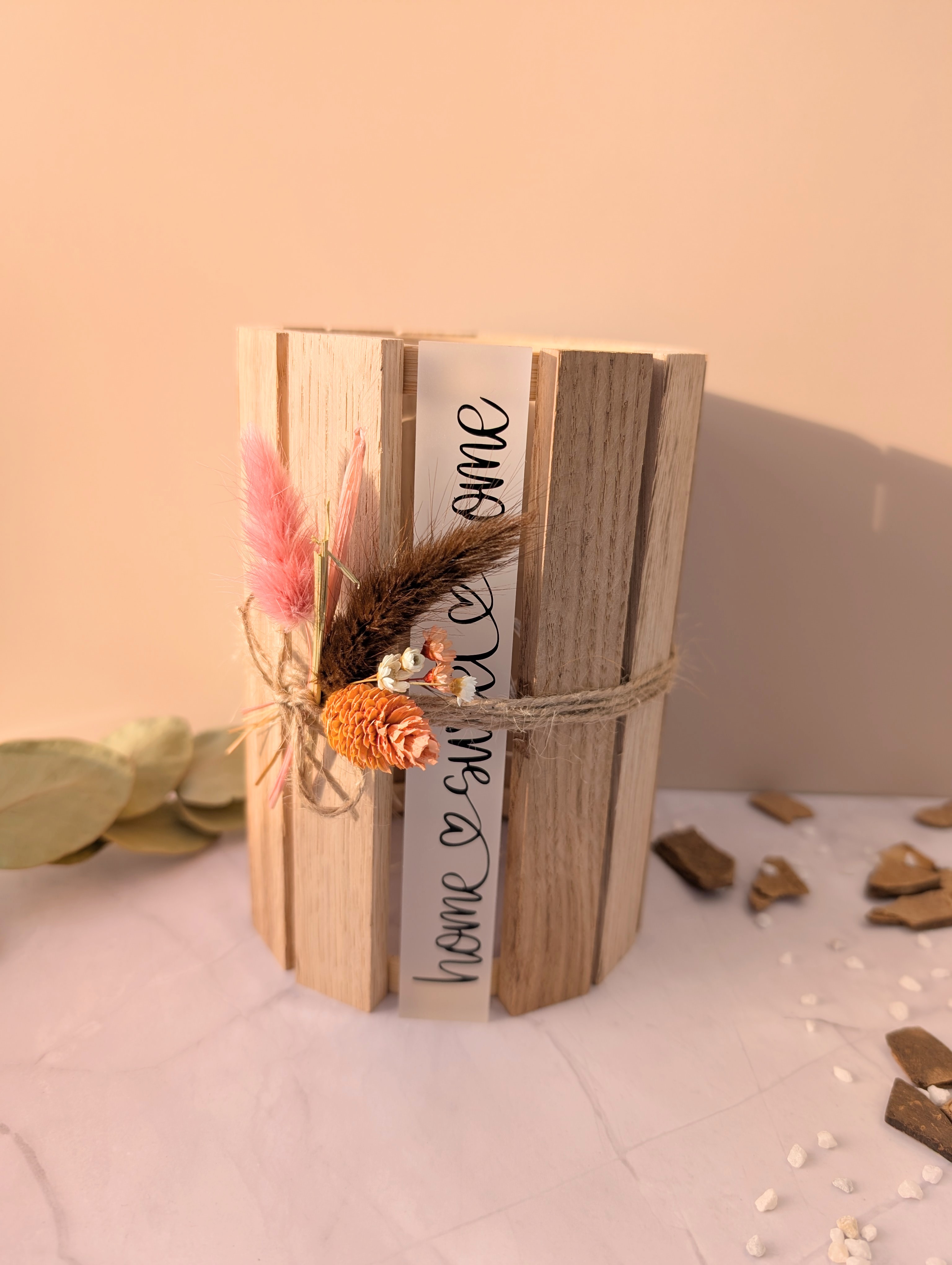 Holzlaterne „Home Sweet Home“ mit LED-Licht und Trockenblumendeko