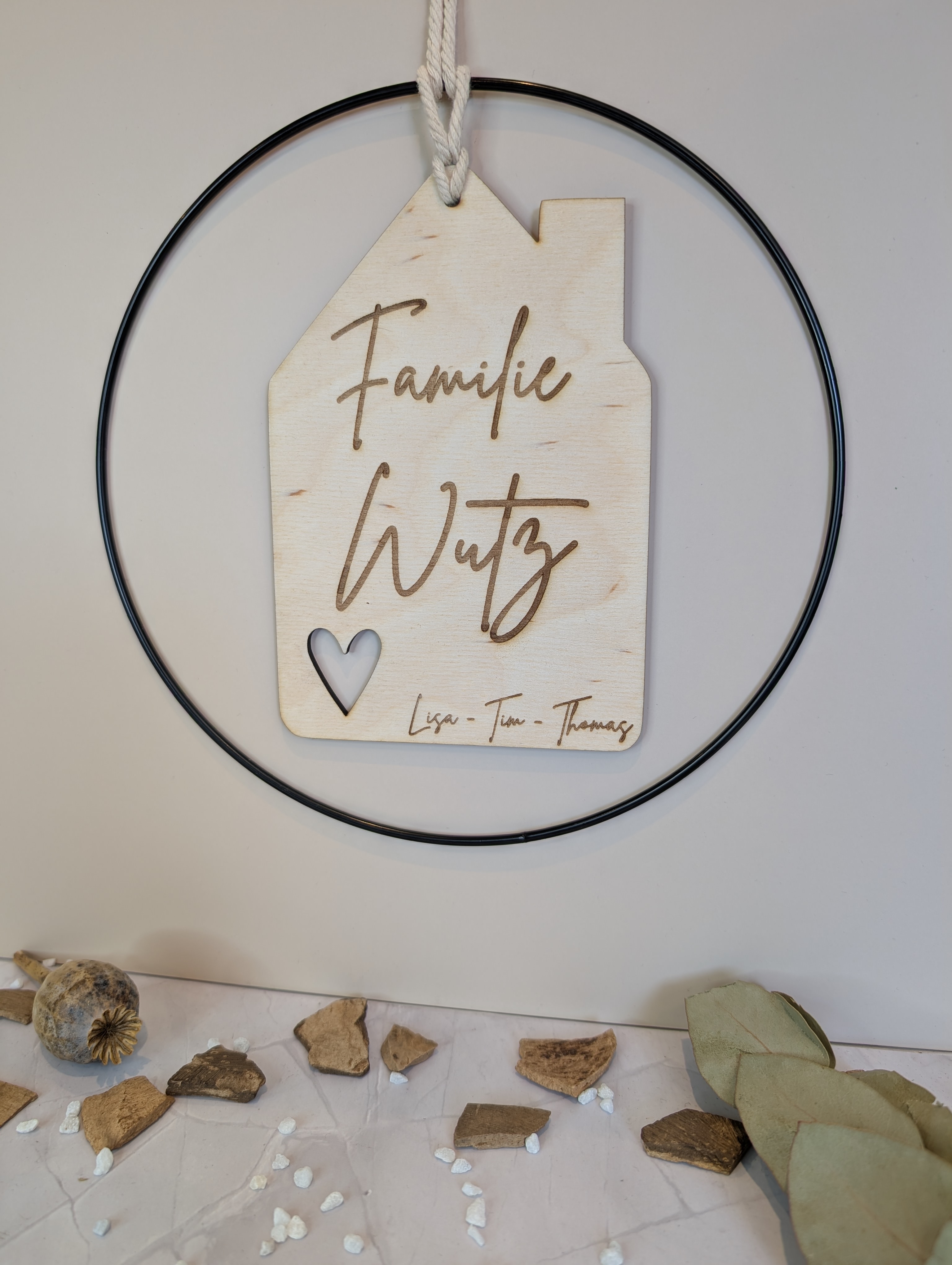Personalisierter Metallring 25 cm mit Holz Haus Schild – Türdeko Familie | Geschenk Einzug