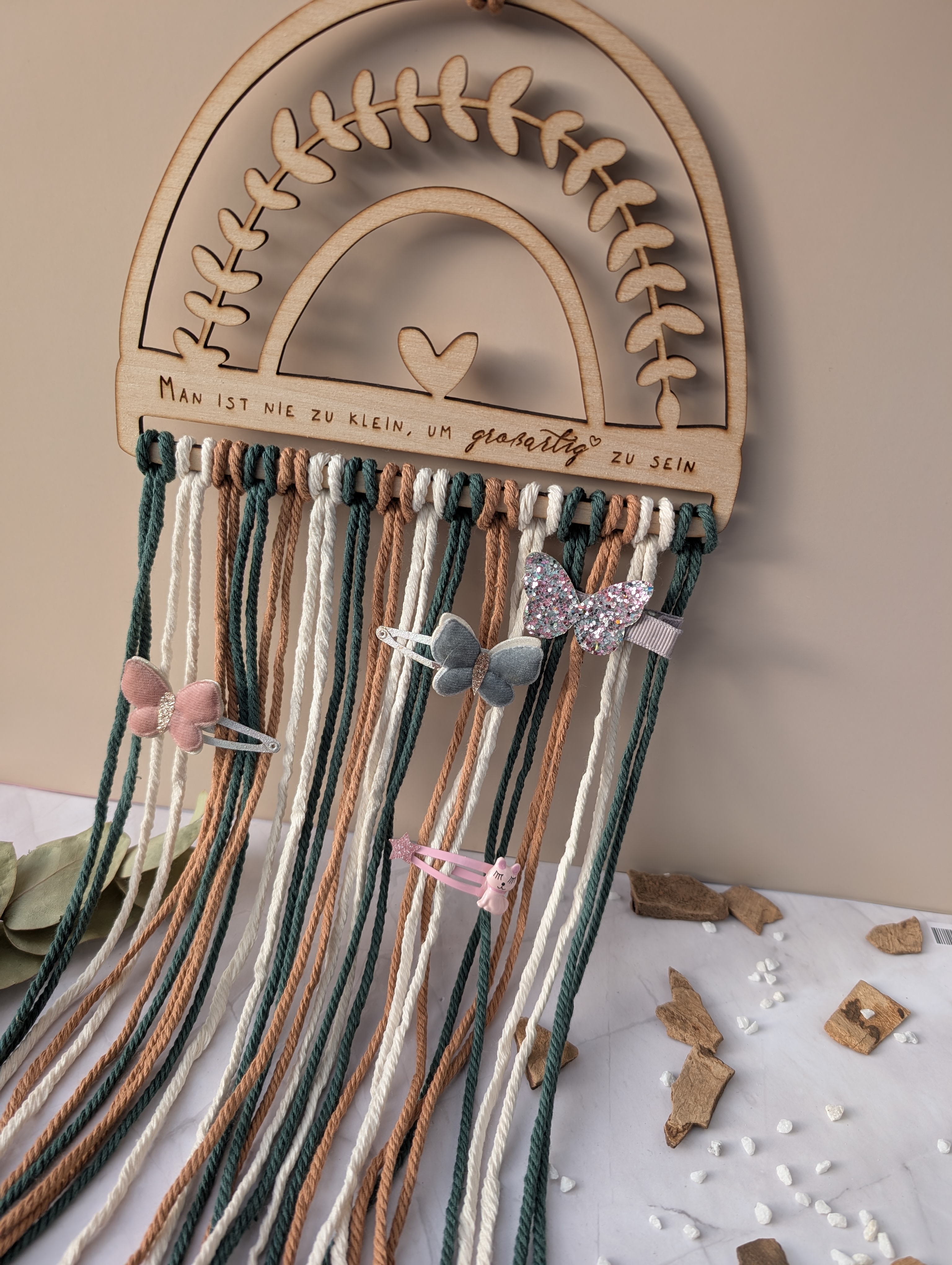 Haarspangenhalter Regenbogen aus Holz & Makramee – „Man ist nie zu klein, um großartig zu sein“