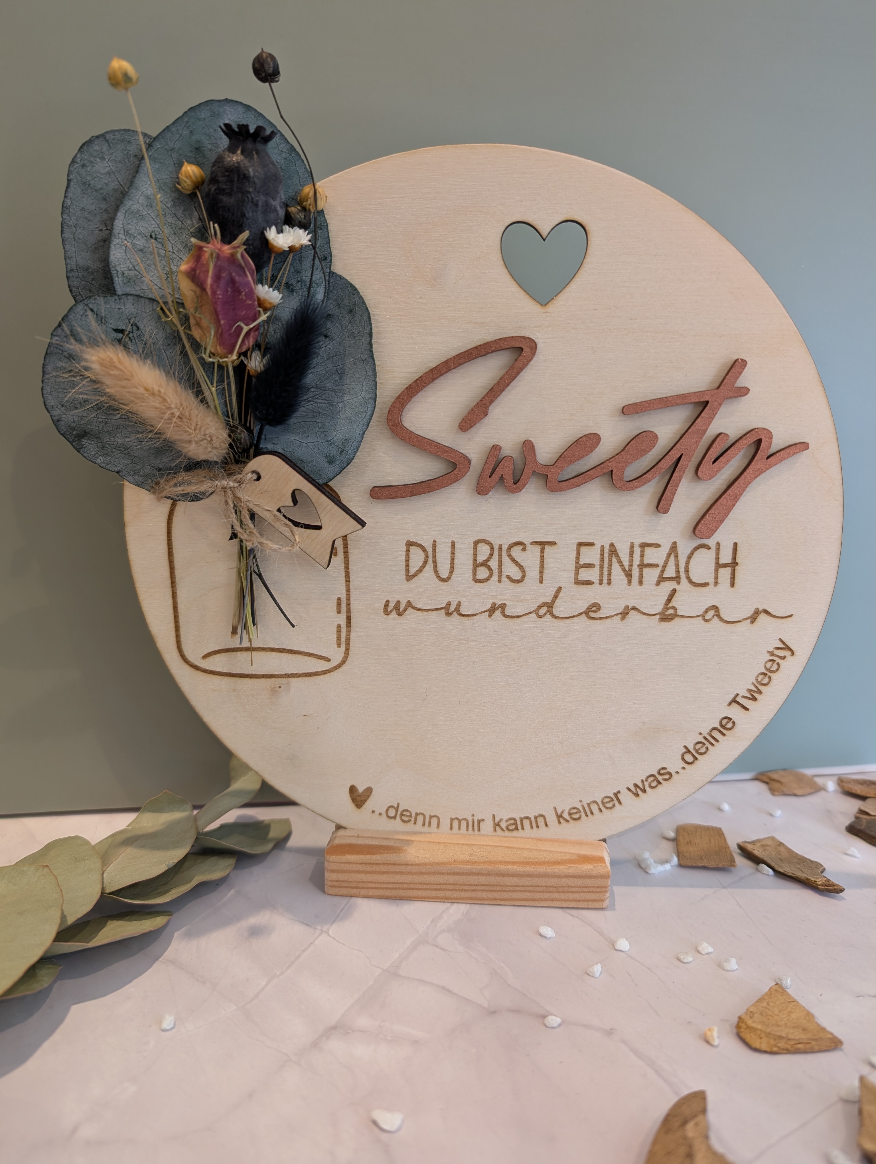 Personalisierte Holzscheibe mit Trockenblumen – Geschenk mit Name