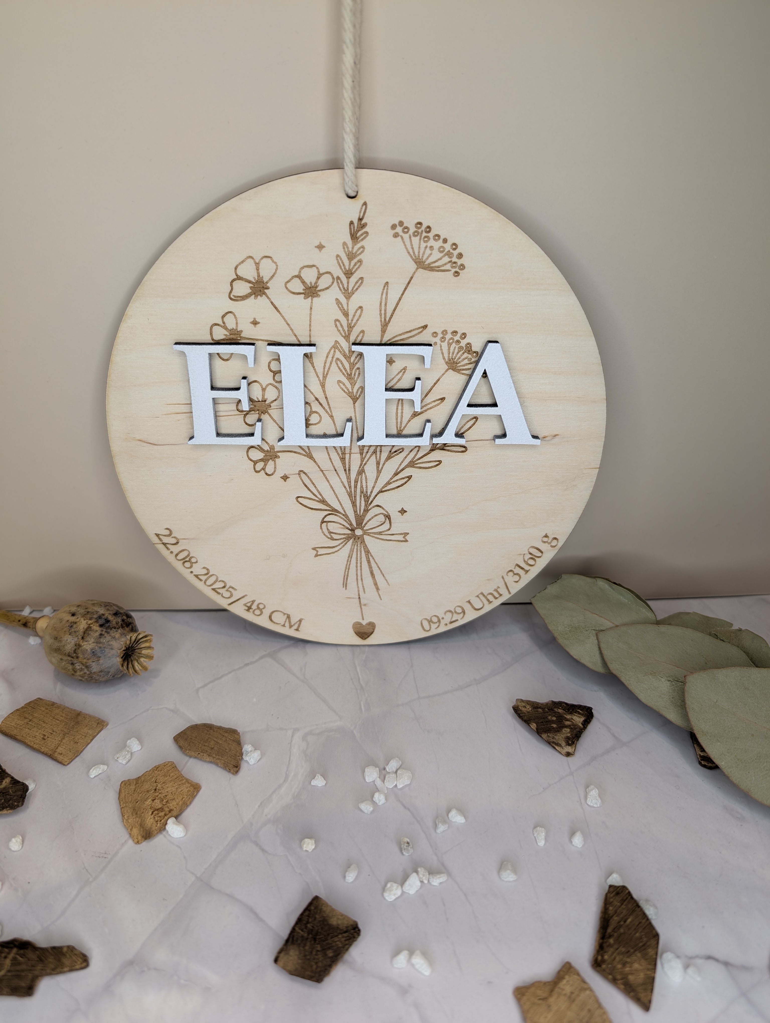 Personalisierter Holzanhänger zur Geburt – Name, Geburtsdaten & Blumenmotiv 15 cm