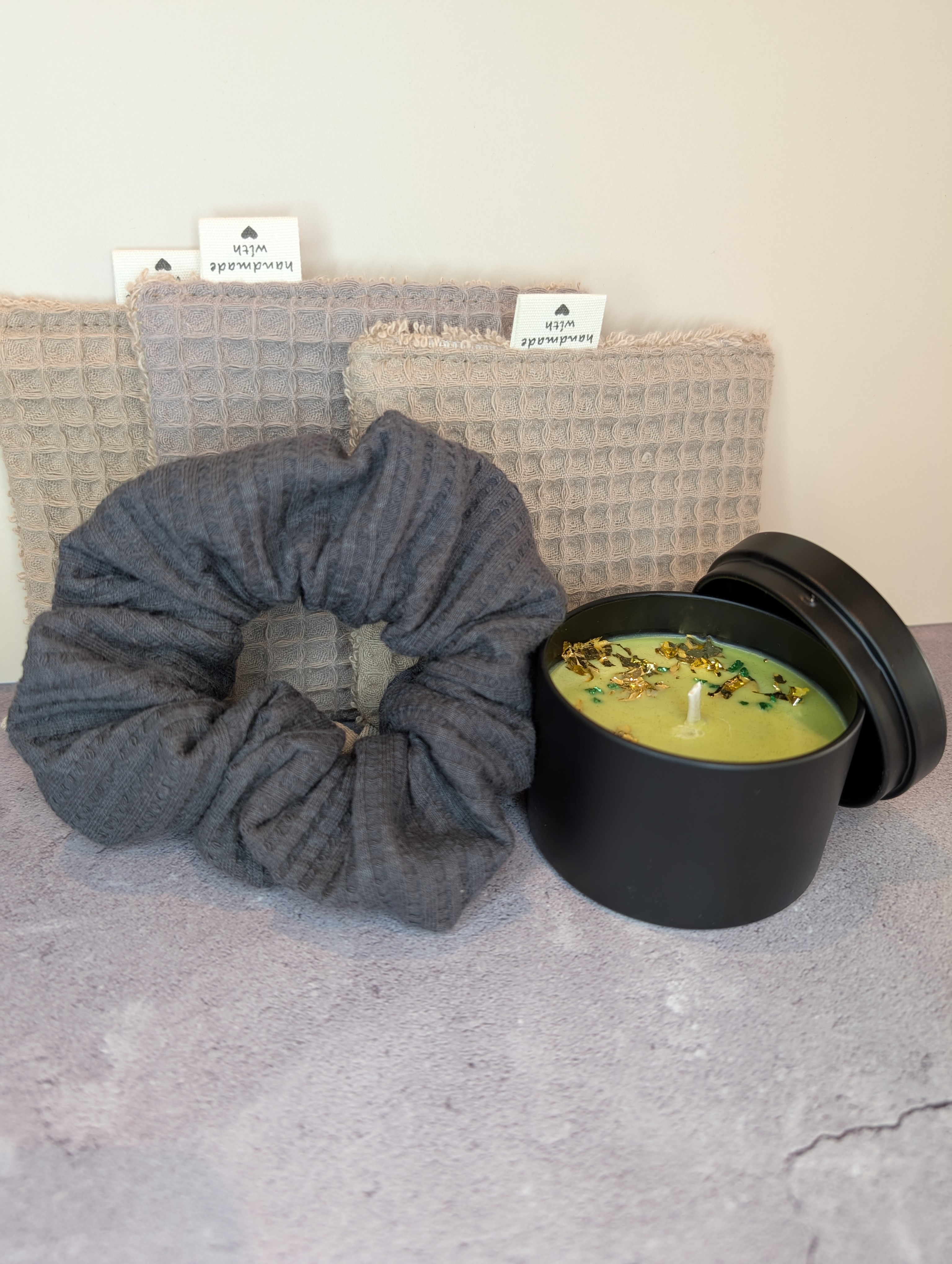 Wohlfühl Geschenkset – Kerze, Abschminkpads & Scrunchie | handgemacht