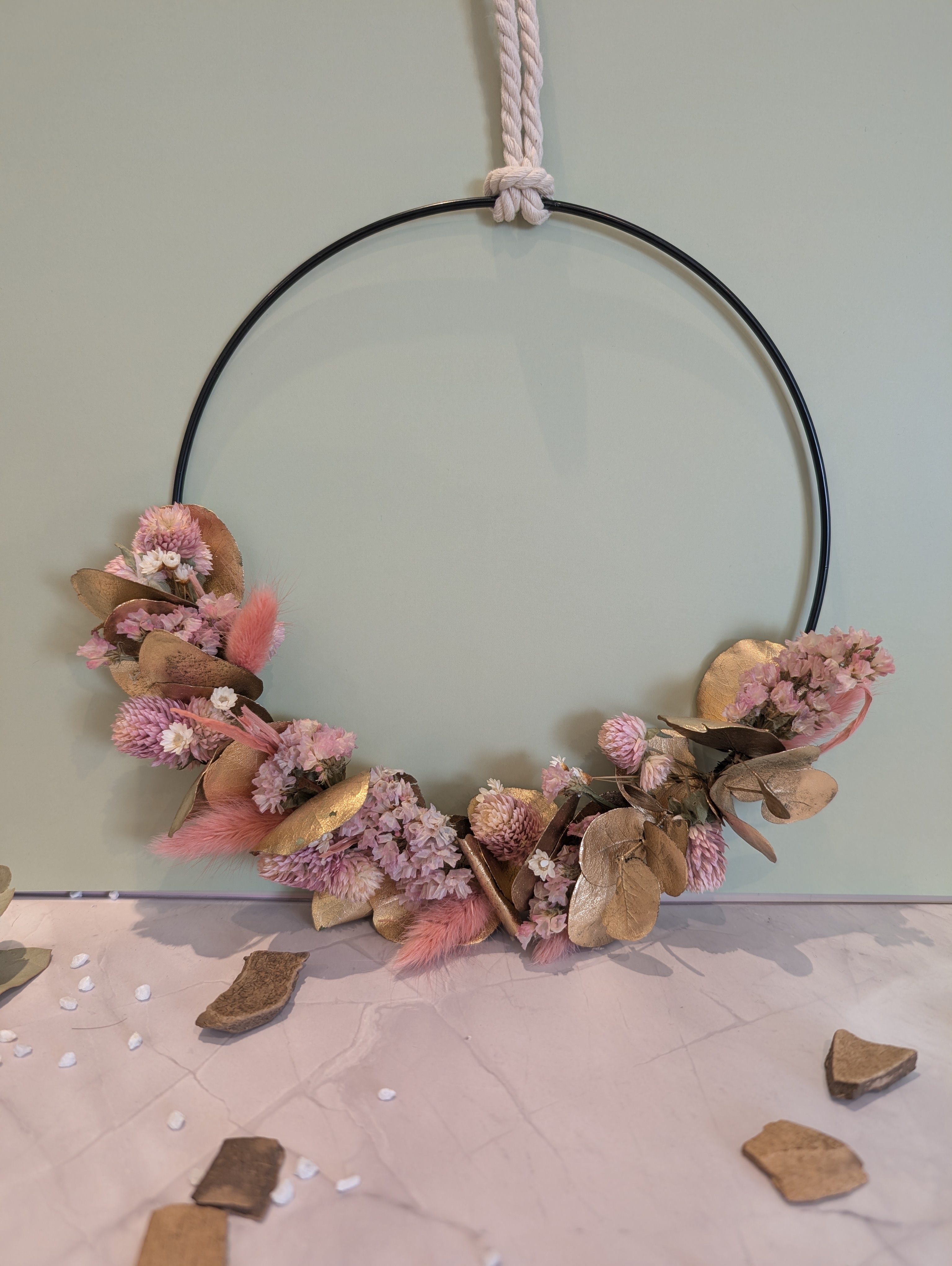 Boho Trockenblumenkranz mit Makramee 20 cm – Handgemachte Wanddeko in Rosa & Gold