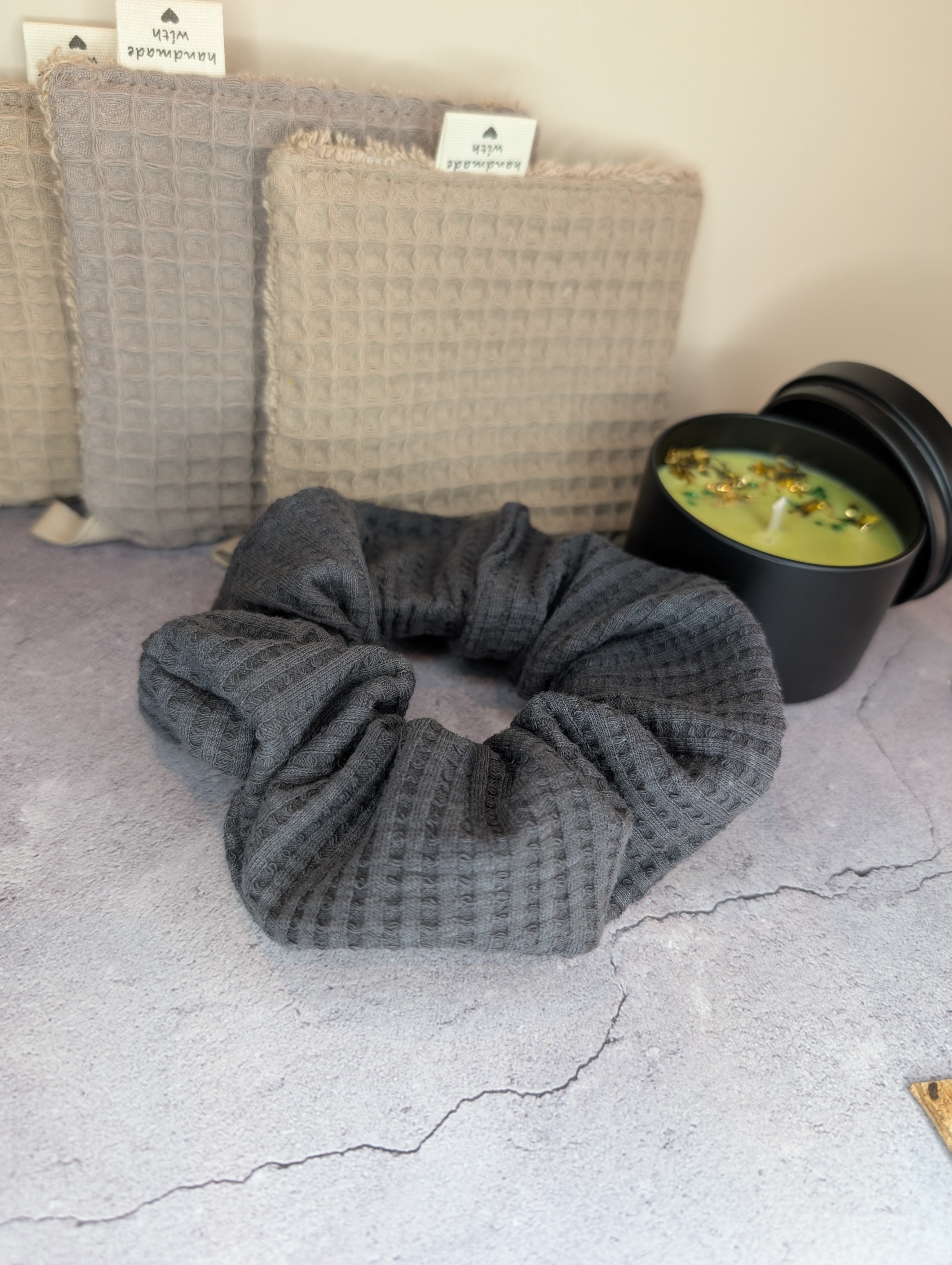 Wohlfühl Geschenkset – Kerze, Abschminkpads & Scrunchie | handgemacht