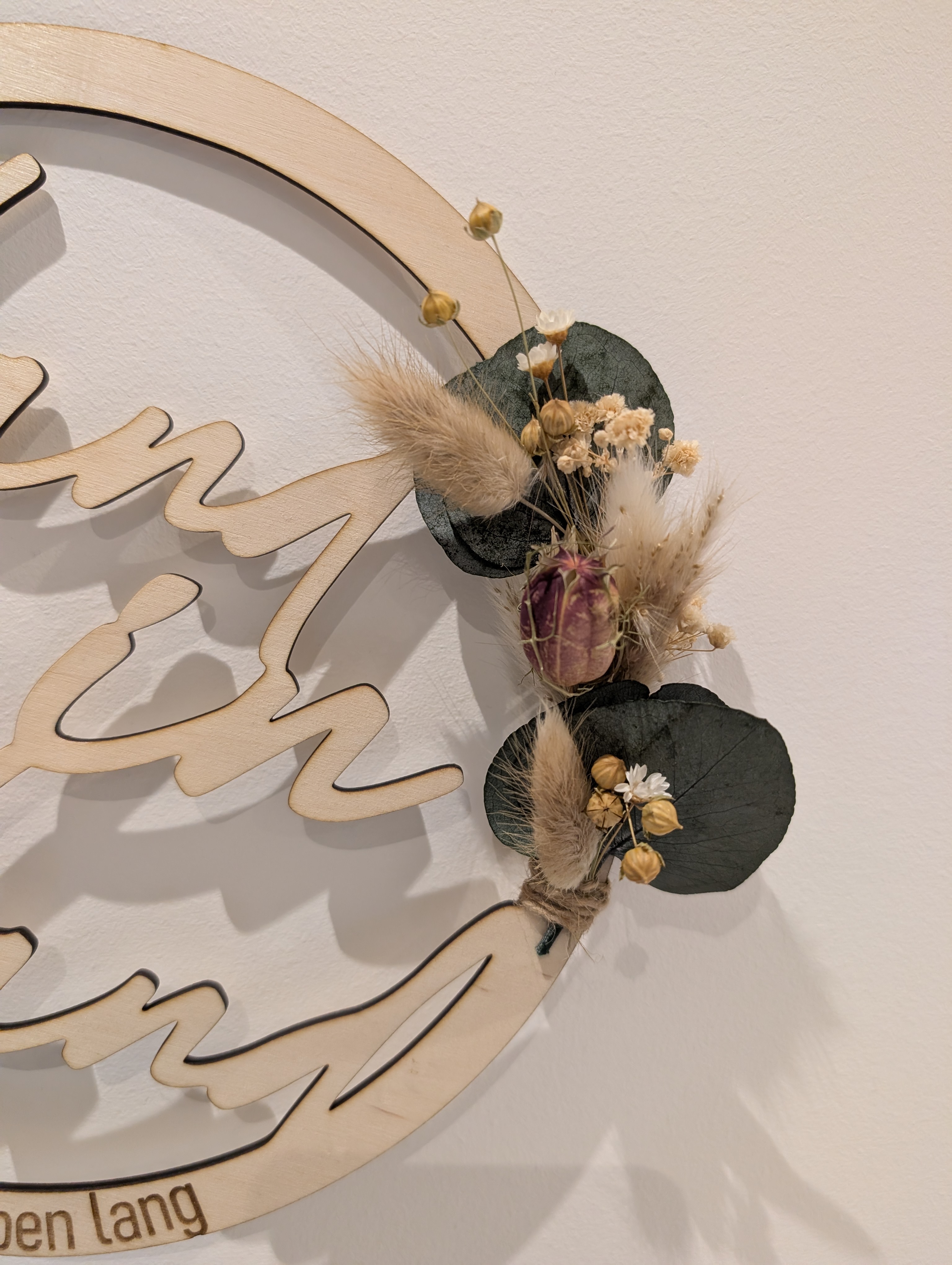 Personalisierter Holzring „Hand in Hand“ – Hochzeitsgeschenk für Brautpaar – Wanddeko mit Trockenblumen