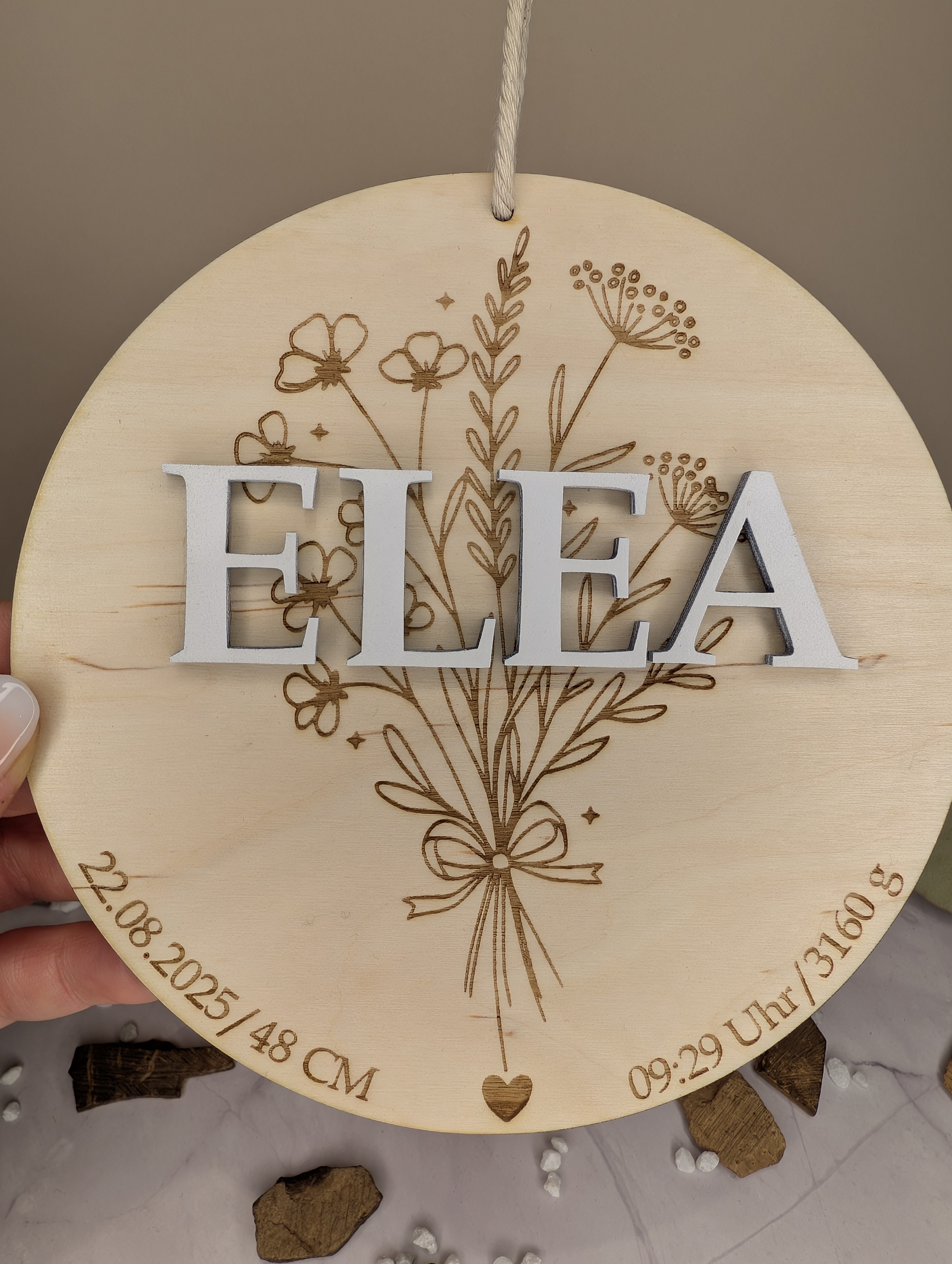 Personalisierter Holzanhänger zur Geburt – Name, Geburtsdaten & Blumenmotiv 15 cm