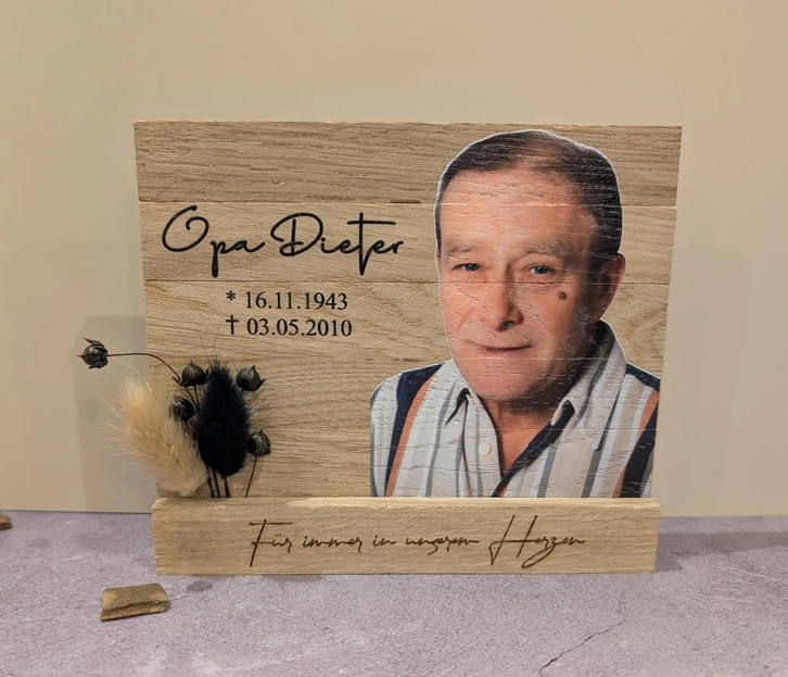 Personalisiertes Gedenkboard mit Foto – Erinnerungsstück aus Eichenholz