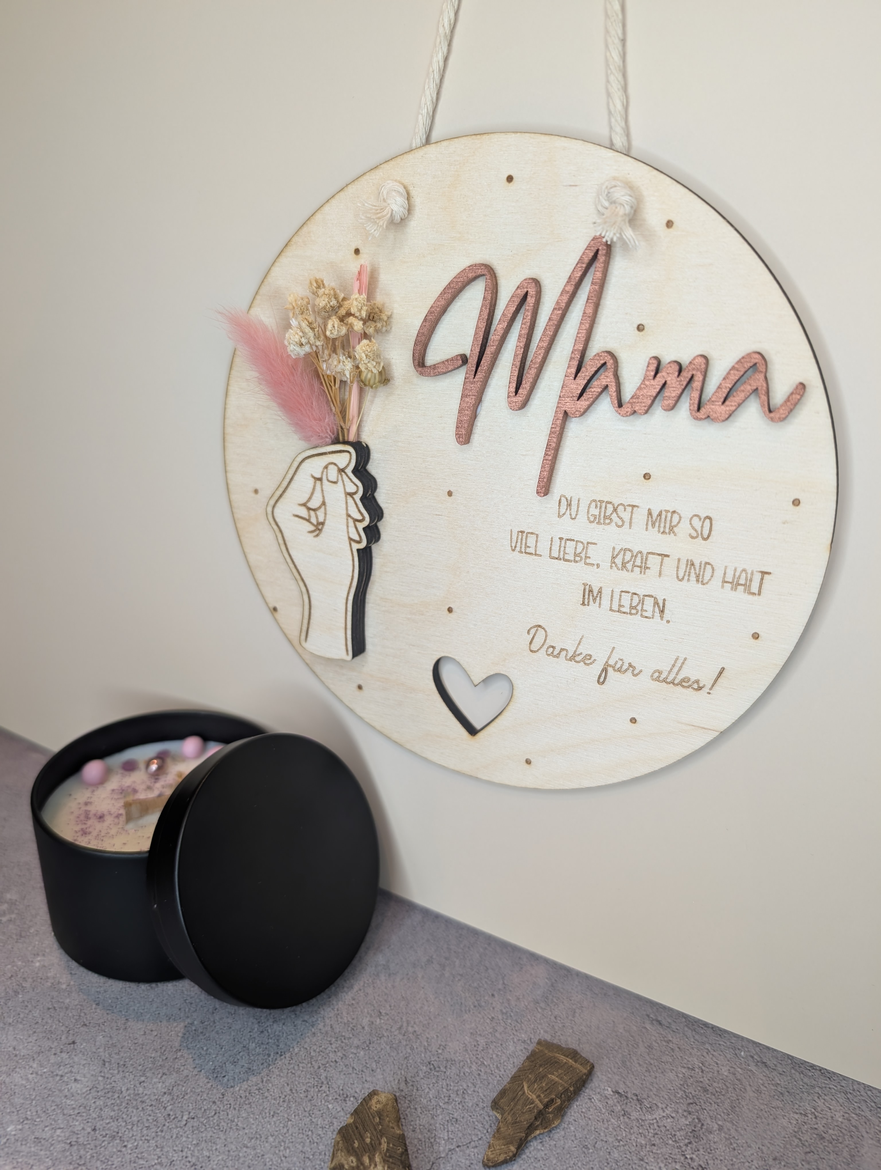 Geschenkset Mama – Holzschild 20 cm mit Trockenblumen & Duftkerze (Lavendel Honig) aus Sojawachs