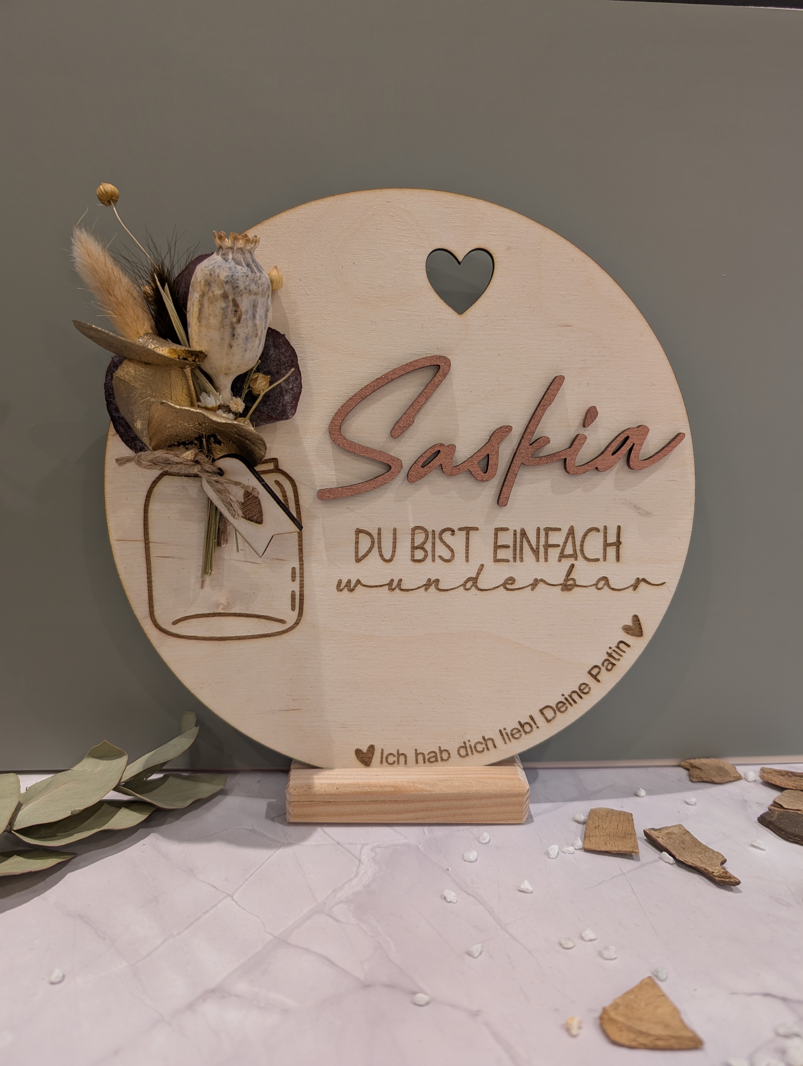 Personalisierte Holzscheibe mit Trockenblumen – Geschenk mit Name