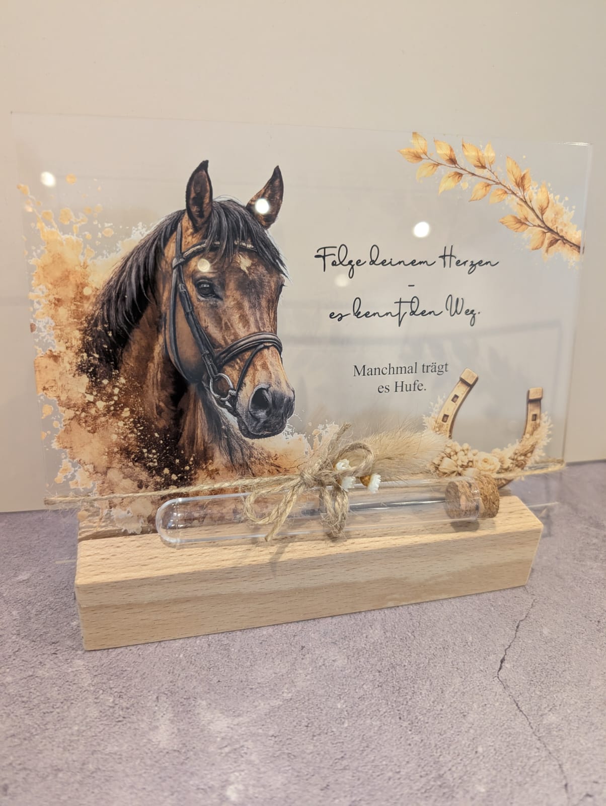 Acryl-Aufsteller Pferd „Folge deinem Herzen“ – mit Holzsockel | 13 × 18 cm | Hochwertiger UV-Druck