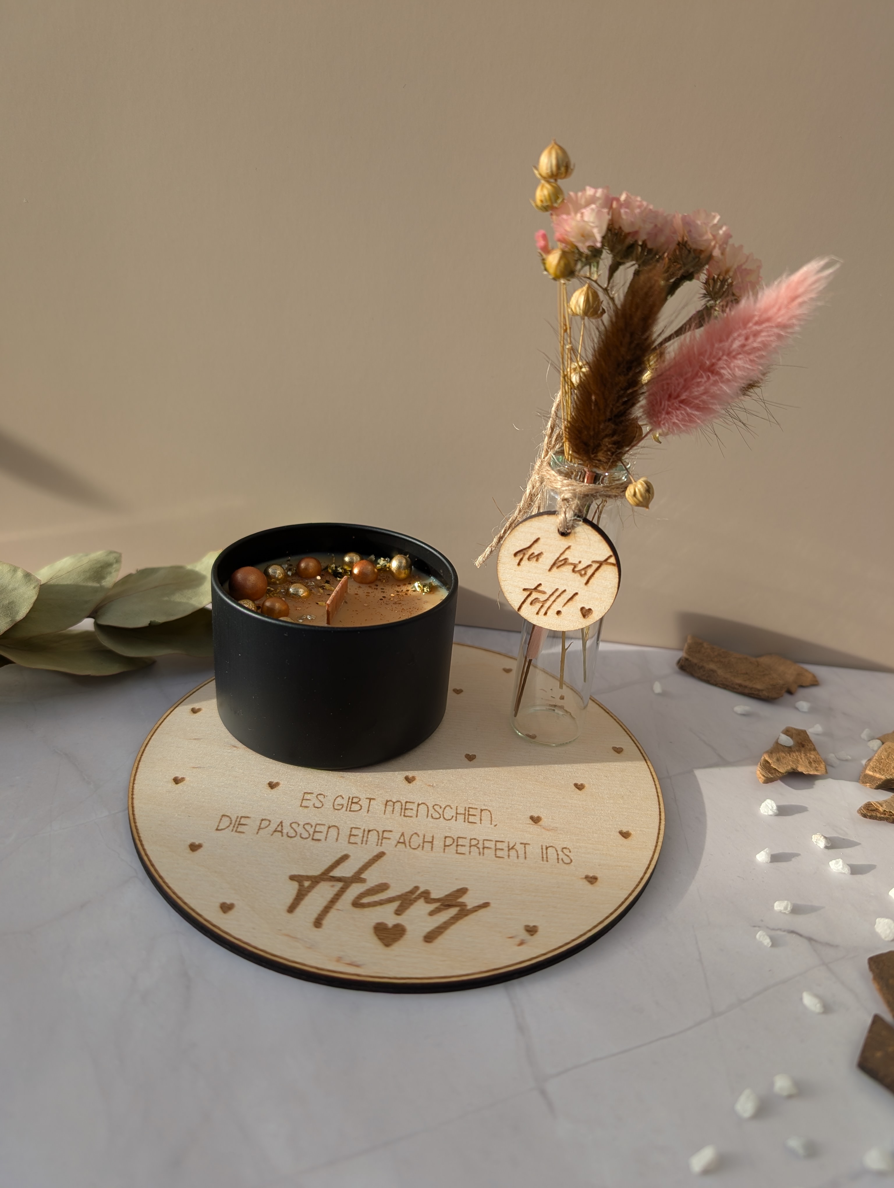 Geschenkset Duftkerze Vanille Toffee – Trockenblumen Vase & Holzplatte – liebevolles Geschenk für Freundin oder Mama
