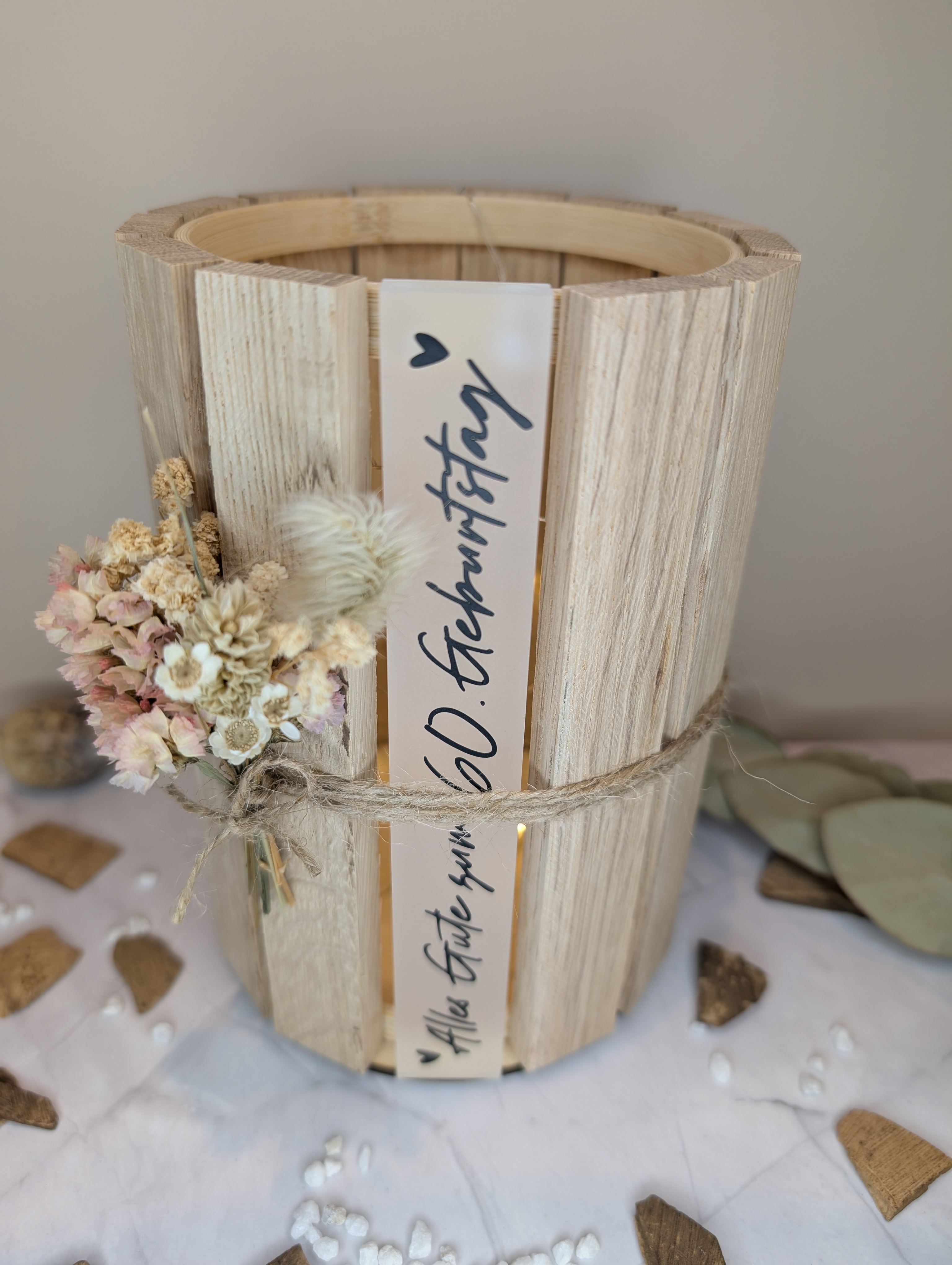 Personalisierte Holzlaterne mit Acryl Schriftzug – 16 cm Deko Laterne mit LED Licht & Trockenblumen