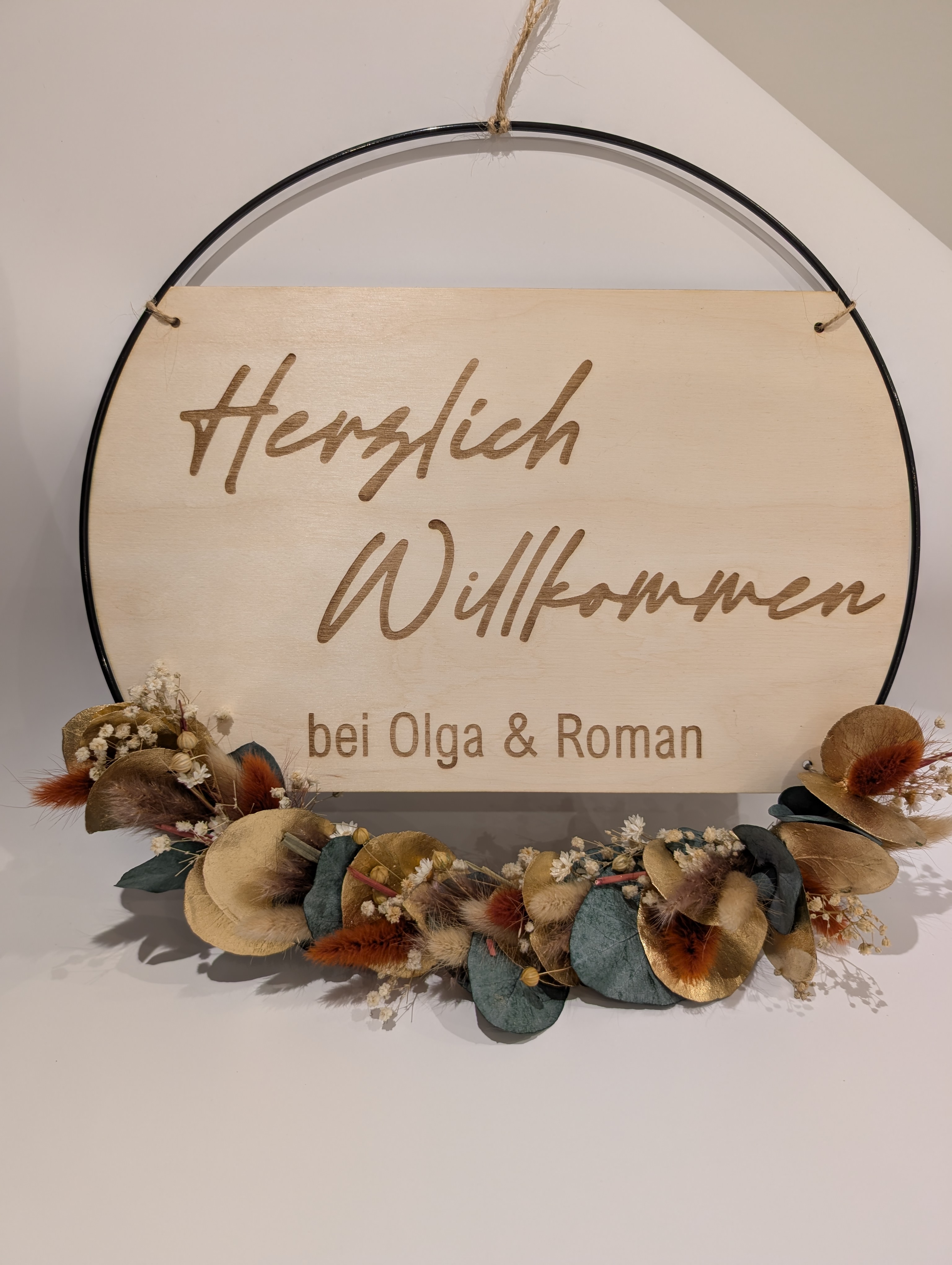 Personalisiertes Willkommensschild mit Trockenblumen & Namen – Holzschild im Metallring – Boho Türschild – Geschenk zur Hochzeit oder Einzug 
