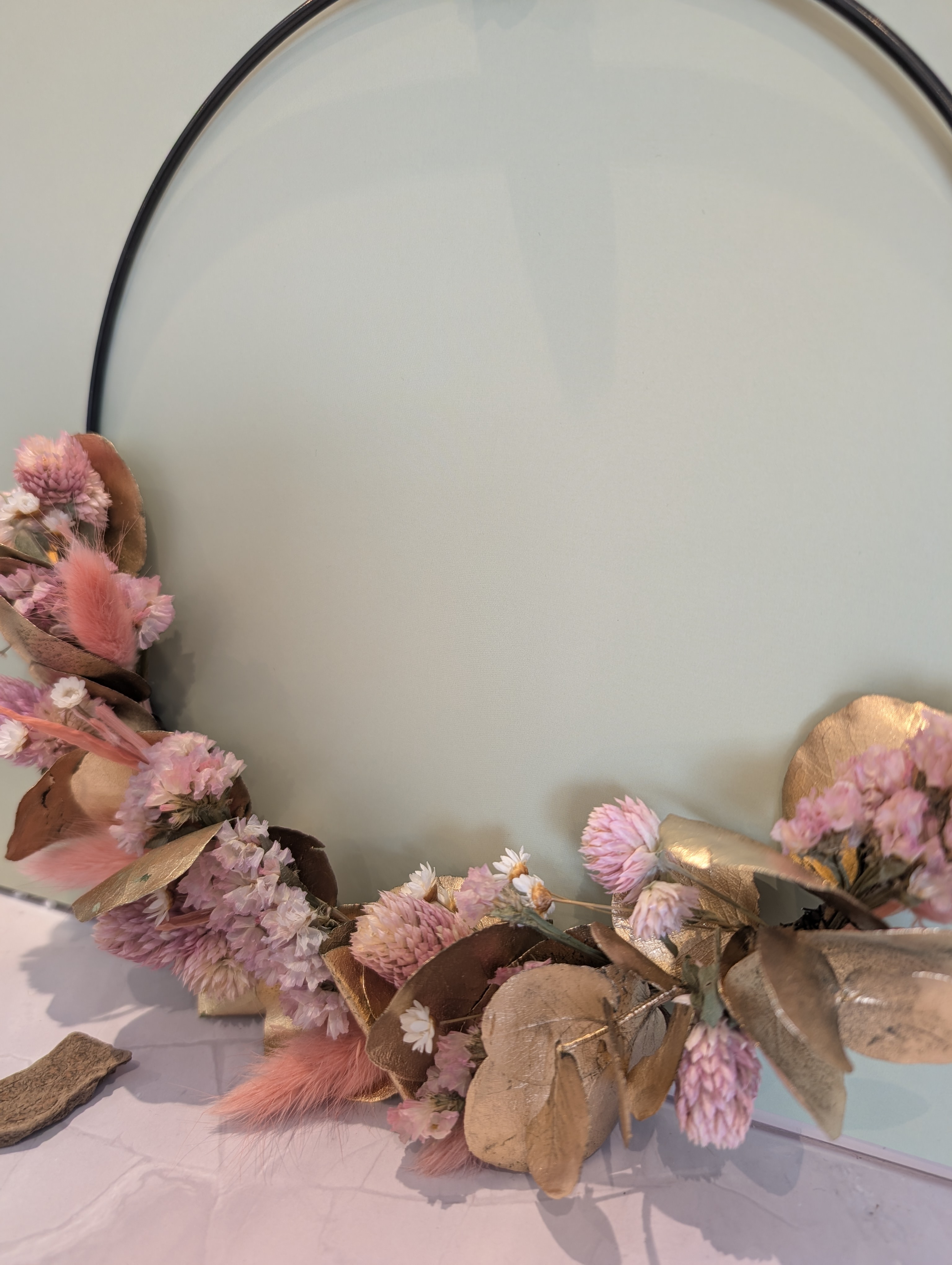 Boho Trockenblumenkranz mit Makramee 20 cm – Handgemachte Wanddeko in Rosa & Gold