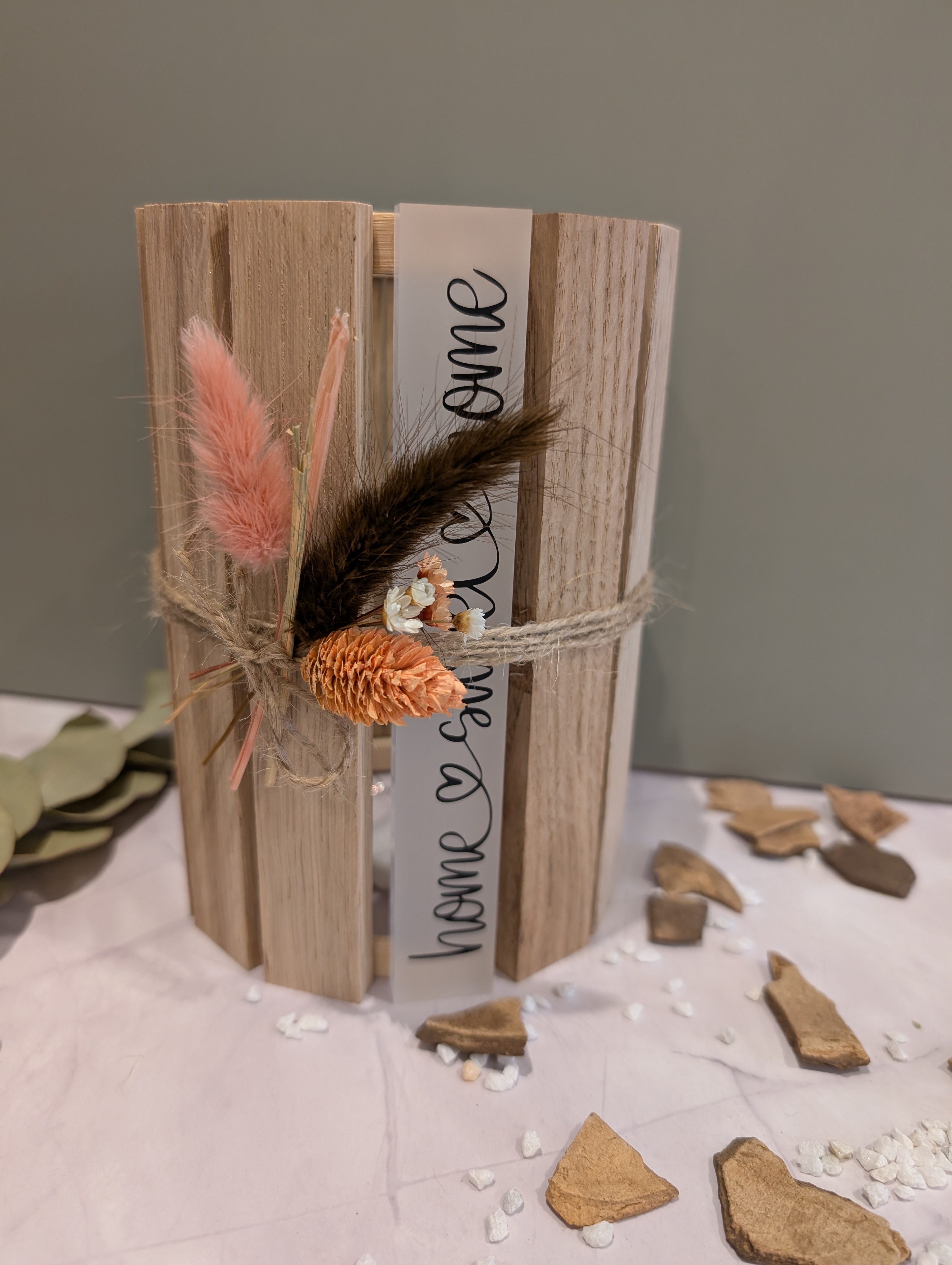 Holzlaterne „Home Sweet Home“ mit LED-Licht und Trockenblumendeko