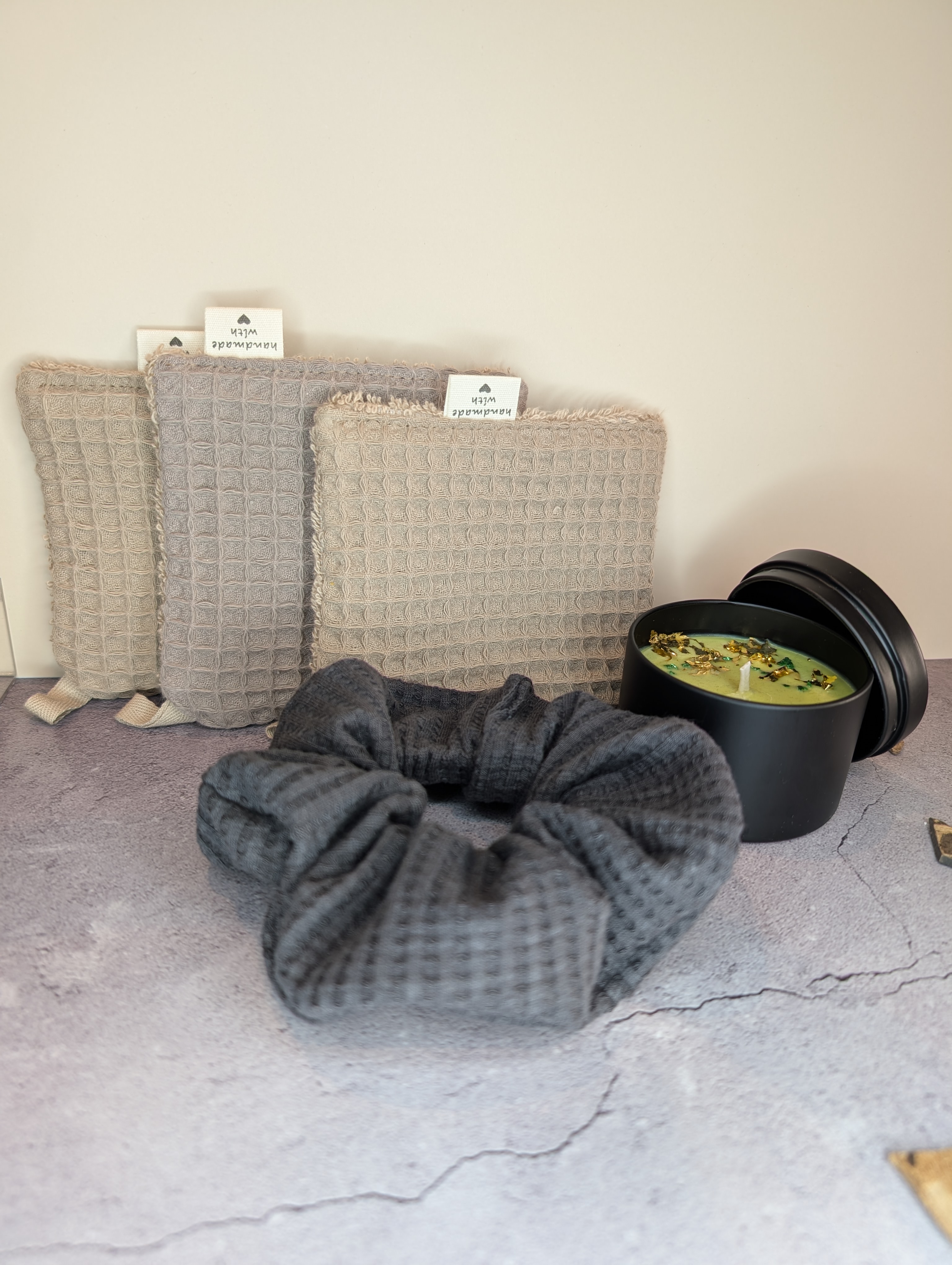 Wohlfühl Geschenkset – Kerze, Abschminkpads & Scrunchie | handgemacht