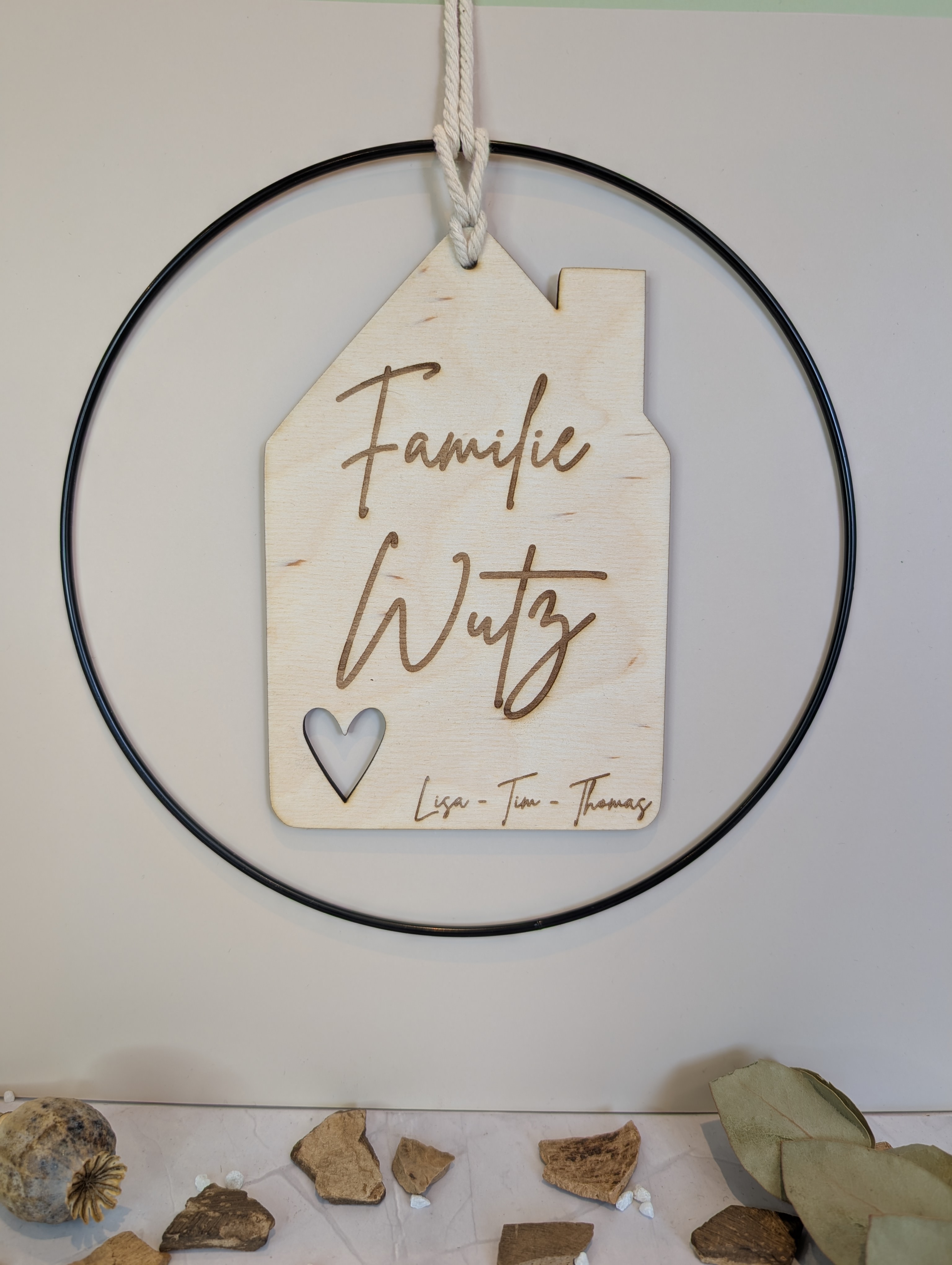 Personalisierter Metallring 25 cm mit Holz Haus Schild – Türdeko Familie | Geschenk Einzug