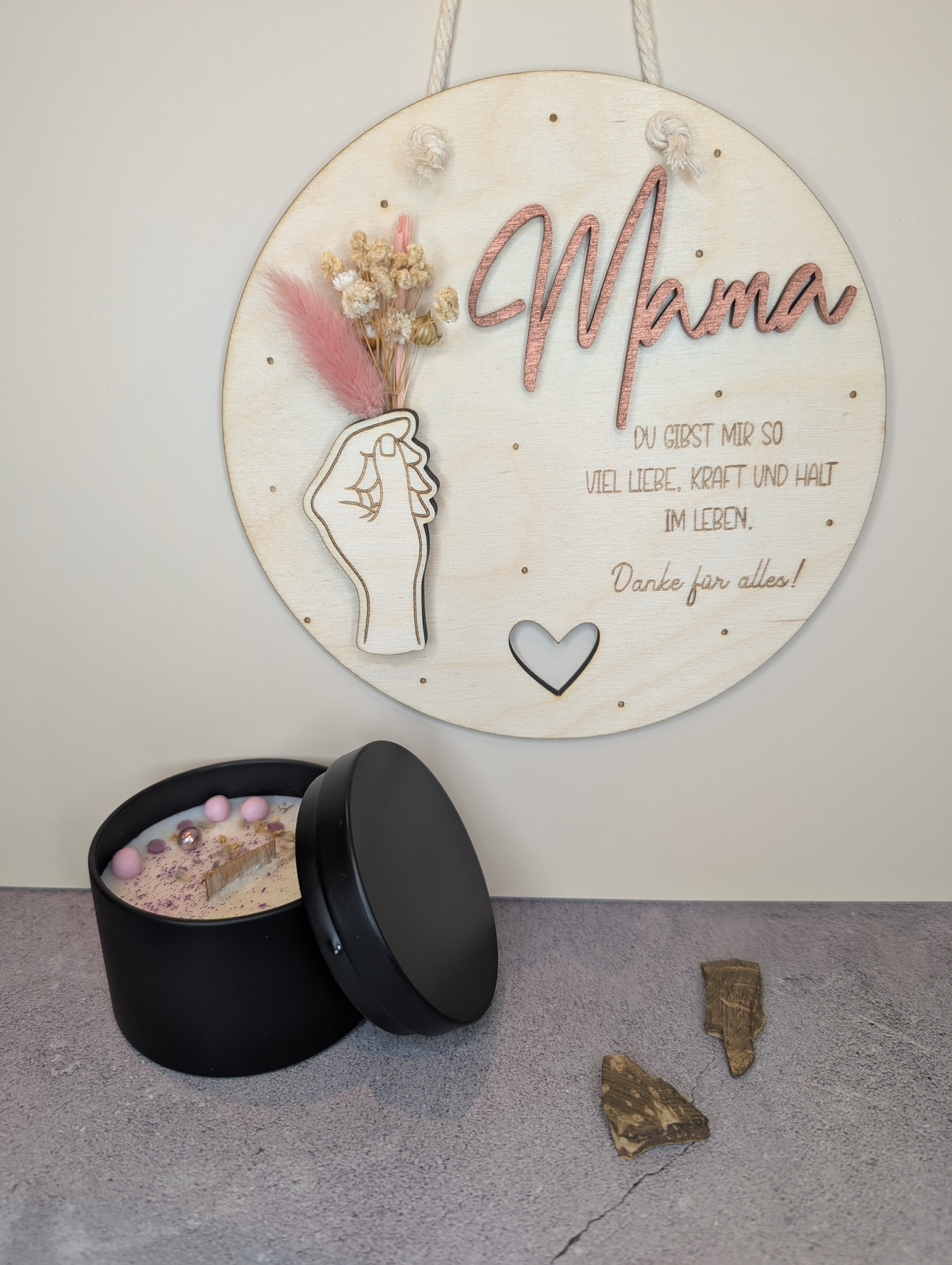 Geschenkset Mama – Holzschild 20 cm mit Trockenblumen & Duftkerze (Lavendel Honig) aus Sojawachs