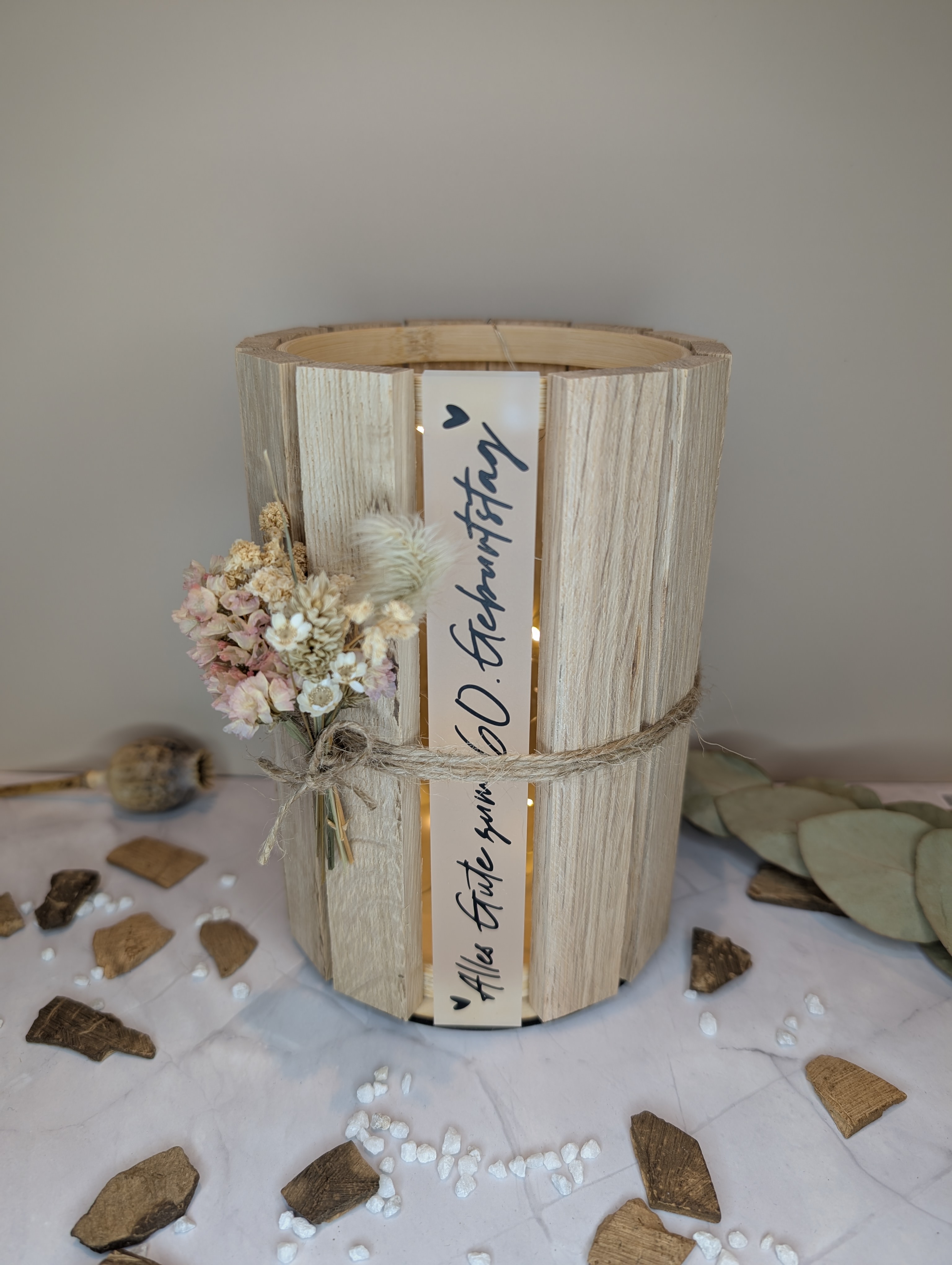 Personalisierte Holzlaterne mit Acryl Schriftzug – 16 cm Deko Laterne mit LED Licht & Trockenblumen