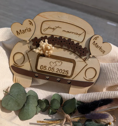 Personalisiertes Hochzeitsauto aus Holz | Geschenk für das Brautpaar mit Namen & Datum | Lasergravur 