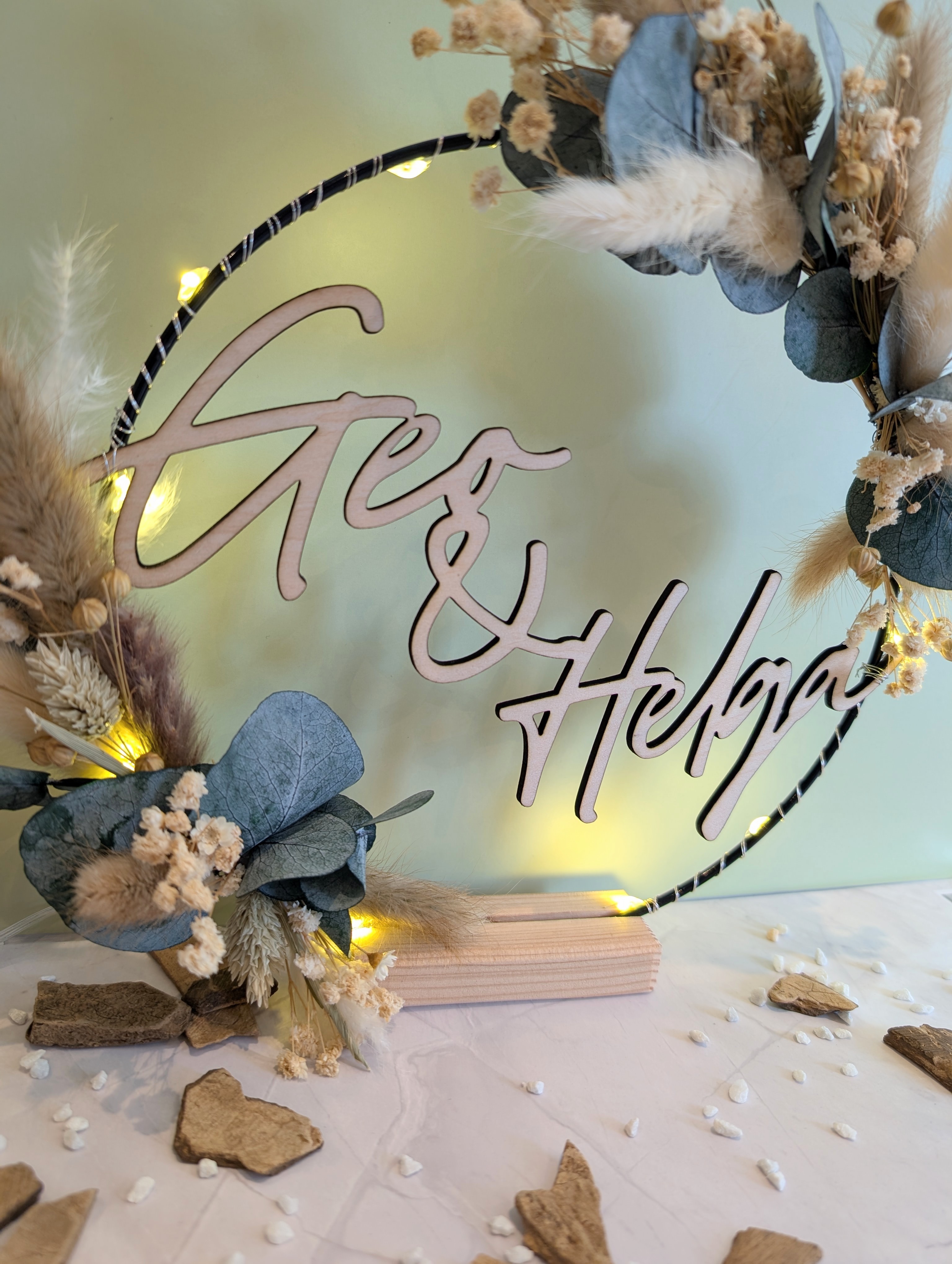 Personalisierter Trockenblumenring mit Namen – Hochzeitsdeko 20 cm | Boho Ring mit Holzschrift