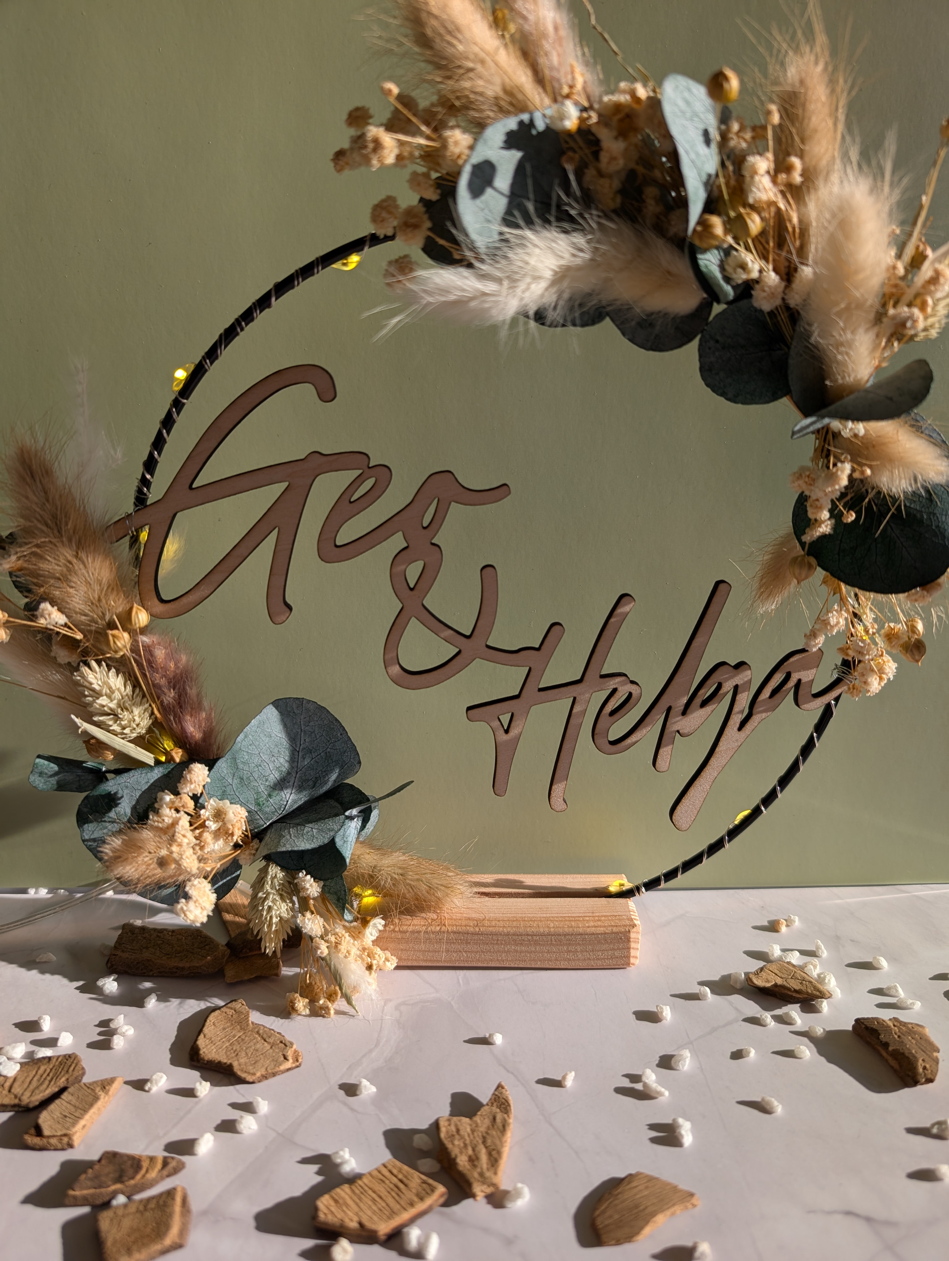 Personalisierter Trockenblumenring mit Namen – Hochzeitsdeko 20 cm | Boho Ring mit Holzschrift