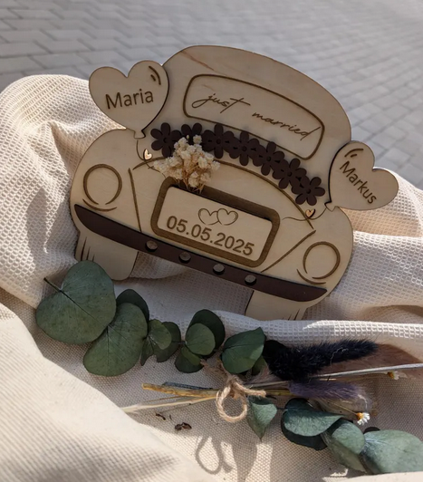 Personalisiertes Hochzeitsauto aus Holz | Geschenk für das Brautpaar mit Namen & Datum | Lasergravur 