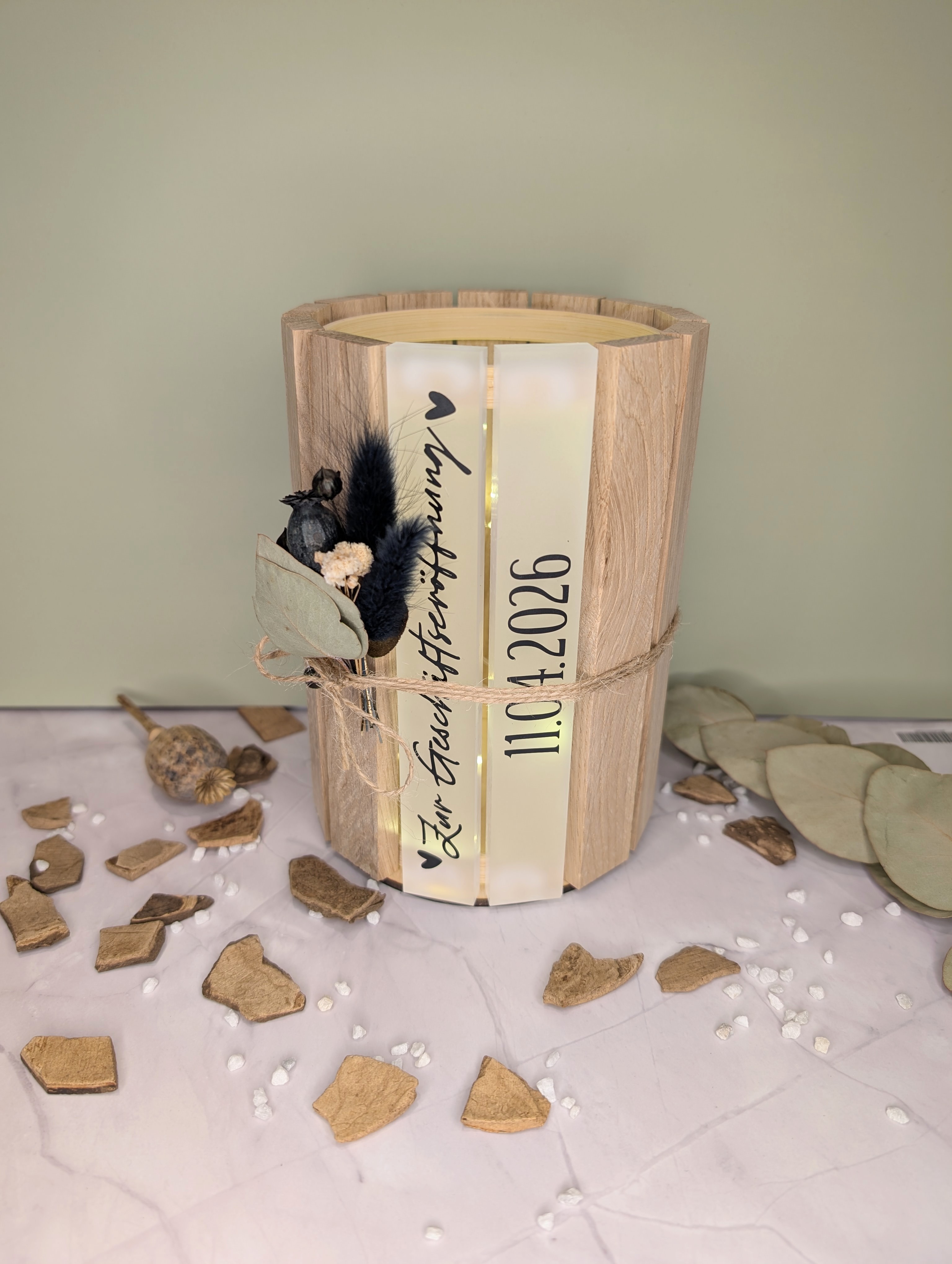 Personalisiertes Windlicht aus Holz mit Acryl – Geschenk zur Geburt / Taufe mit Name & Datum (16 cm)