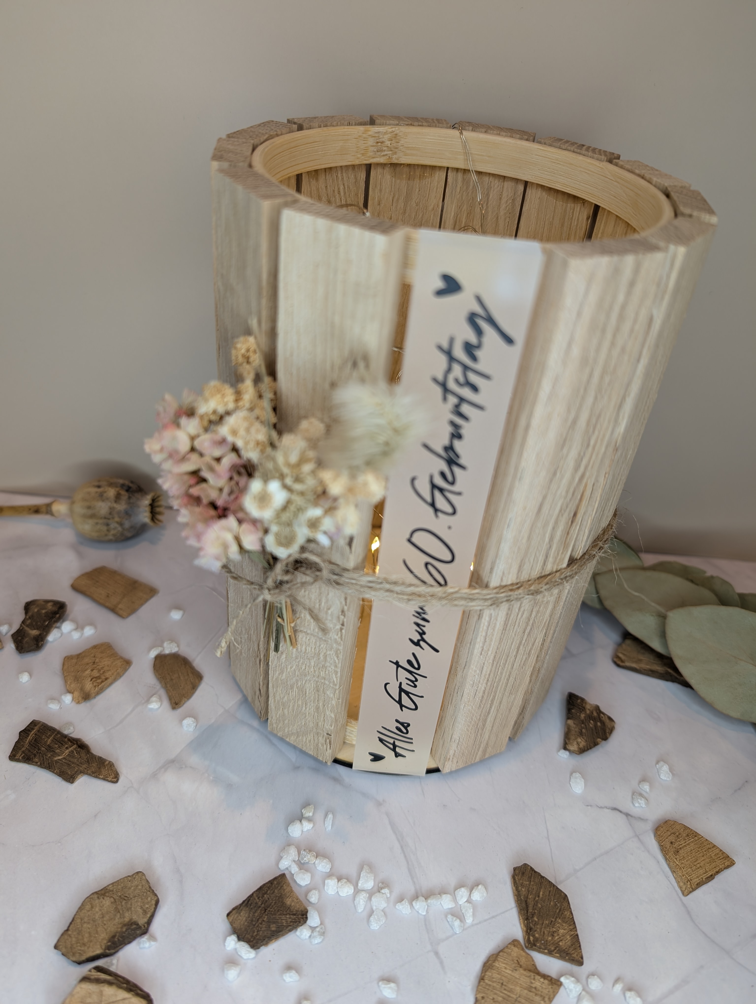 Personalisierte Holzlaterne mit Acryl Schriftzug – 16 cm Deko Laterne mit LED Licht & Trockenblumen