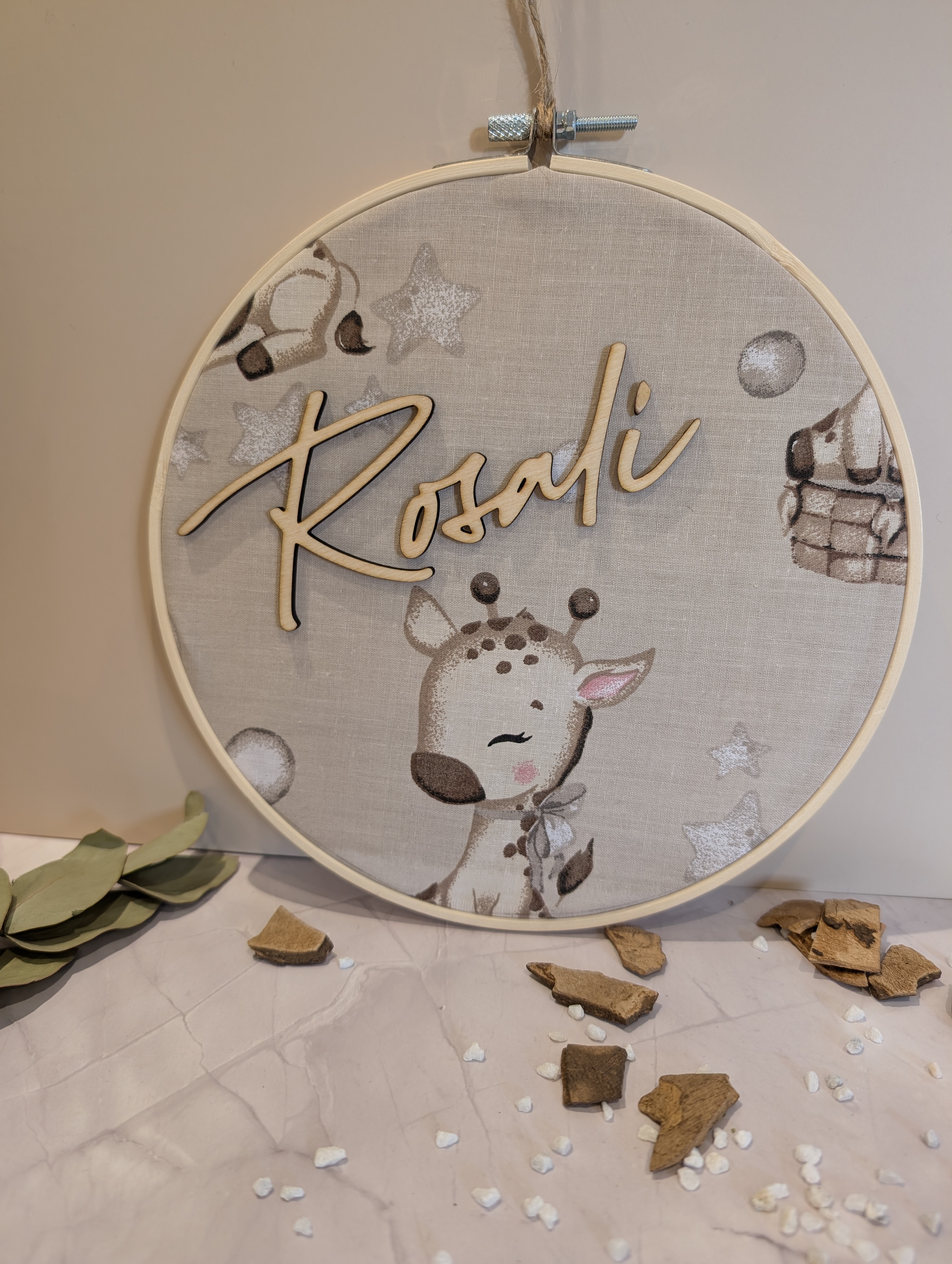 Personalisierter Stickrahmen Giraffe – Individuelles Namensschild für das Kinderzimmer (20 cm)