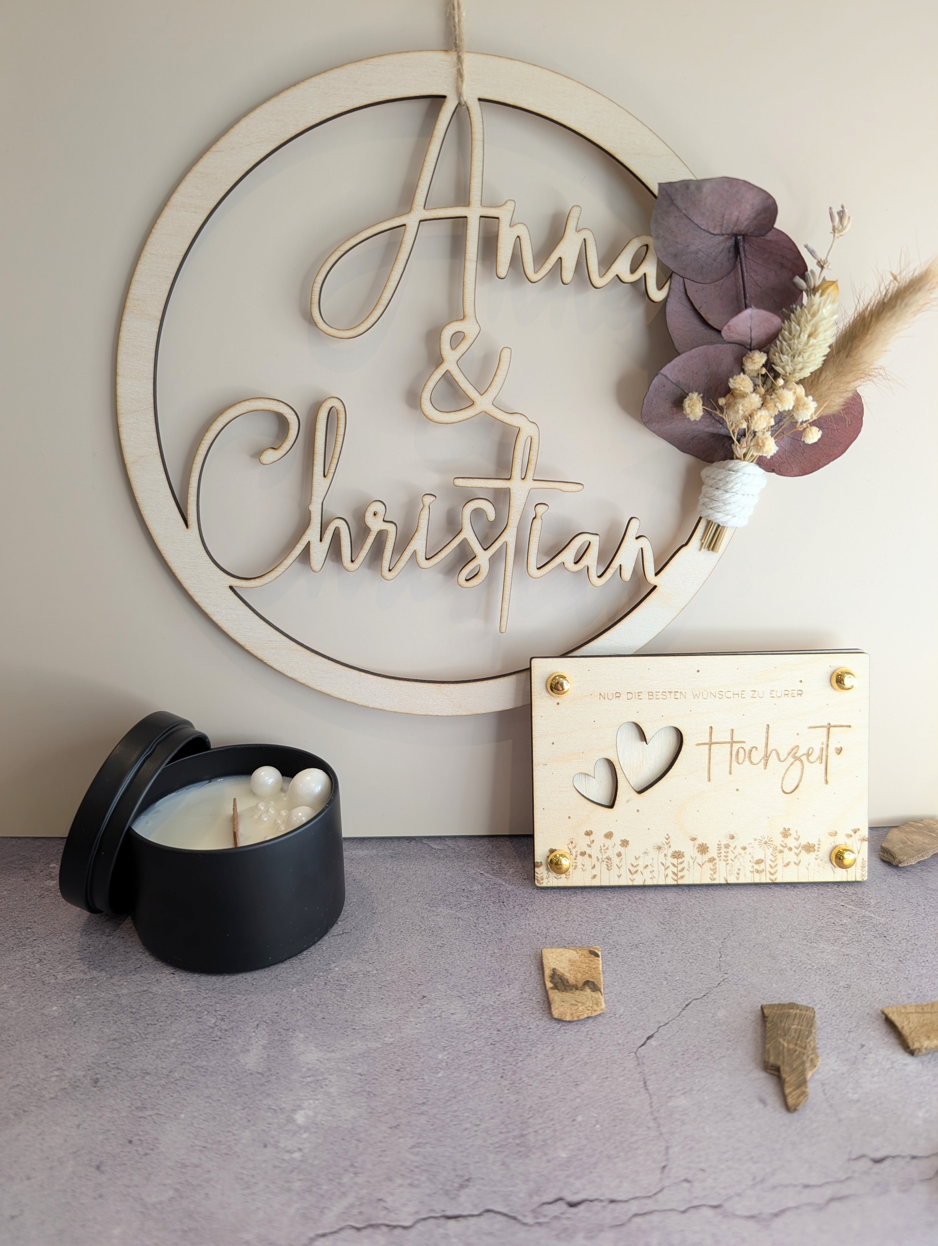 Hochzeitsgeschenk Set – personalisierter Holzring 20 cm mit Wunscherfüller & Duftkerze (Cashmere)