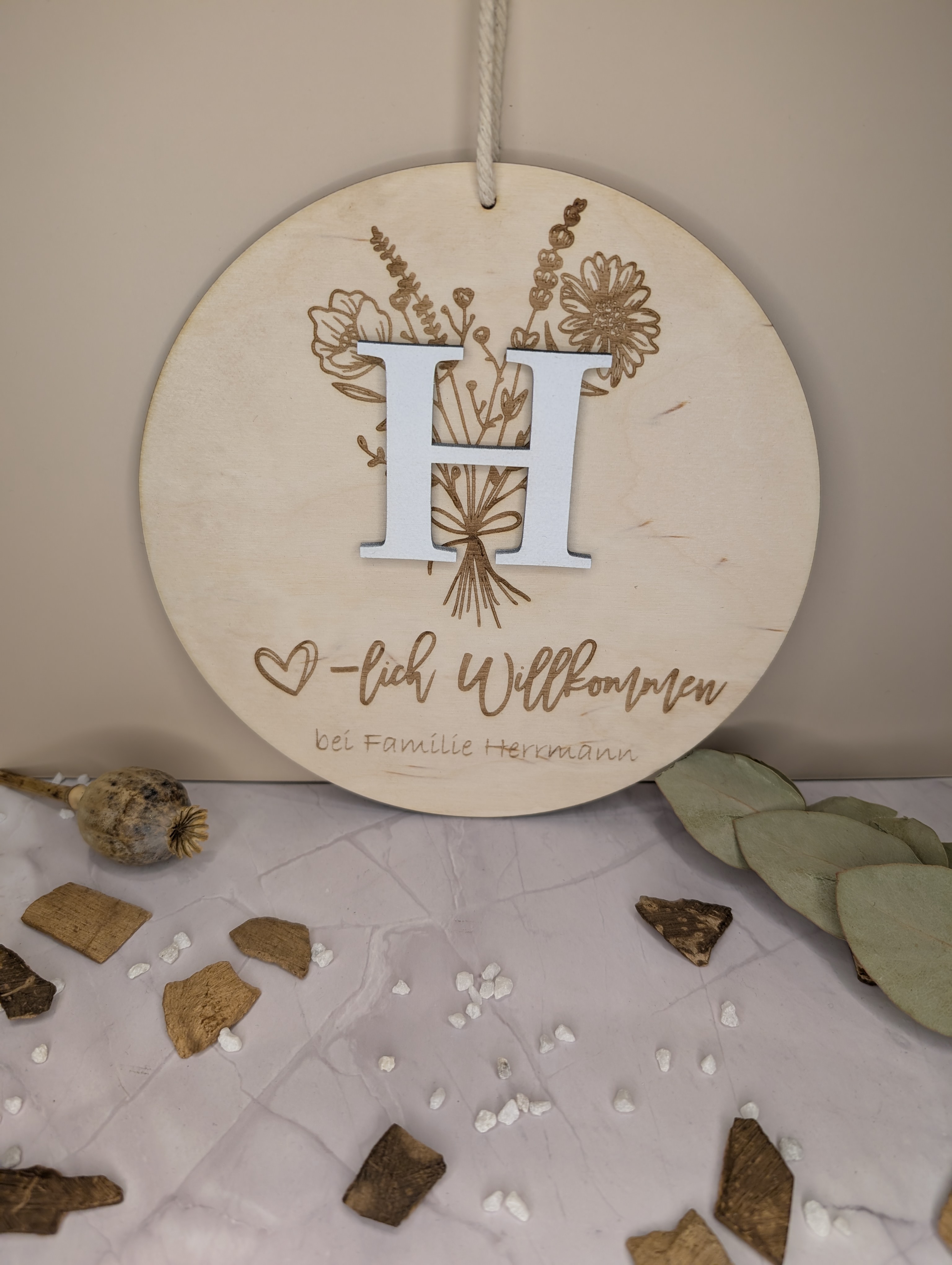 Personalisierter Türkranz aus Holz 20 cm – Willkommen Schild mit Name & Initiale