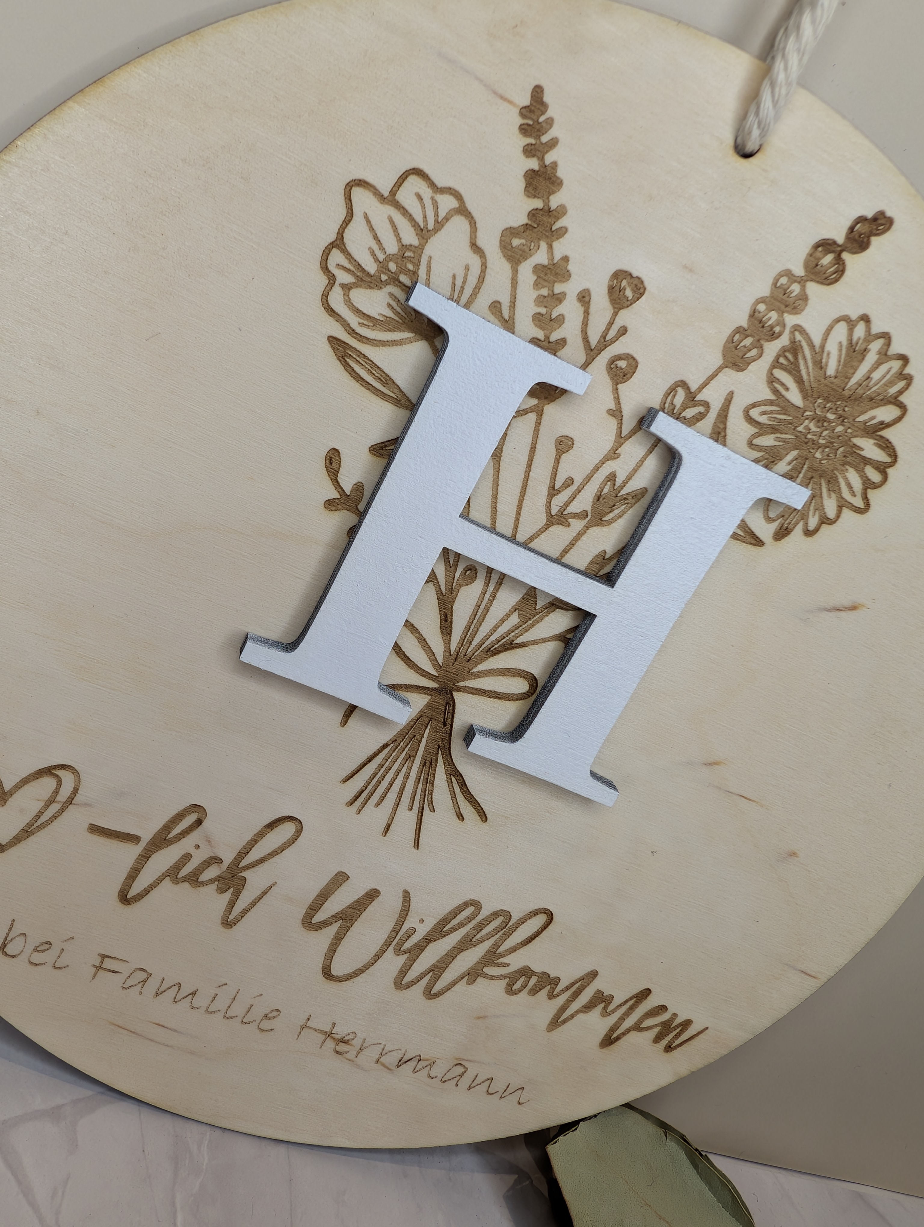 Personalisierter Türkranz aus Holz 20 cm – Willkommen Schild mit Name & Initiale