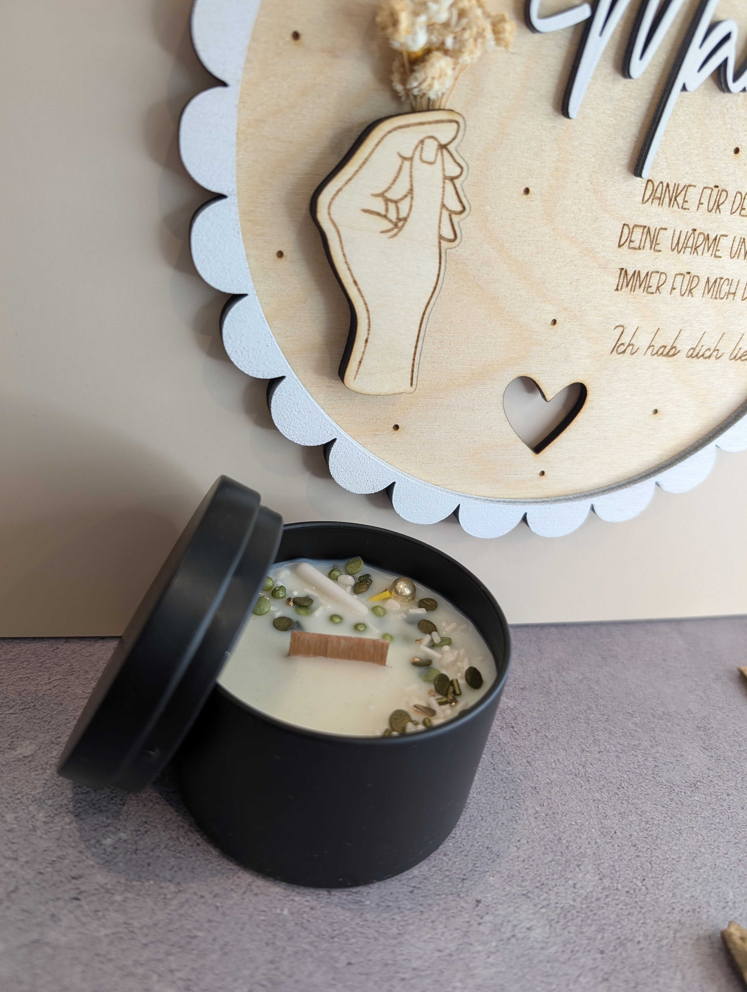 Geschenk für Mama – Holzschild mit Spruch & handgegossener Duftkerze