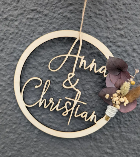Personalisierter Holz-Wandring – Ehering mit Namen & Trockenblumen – Einzigartiges Geschenk zur Hochzeit / Verlobung 