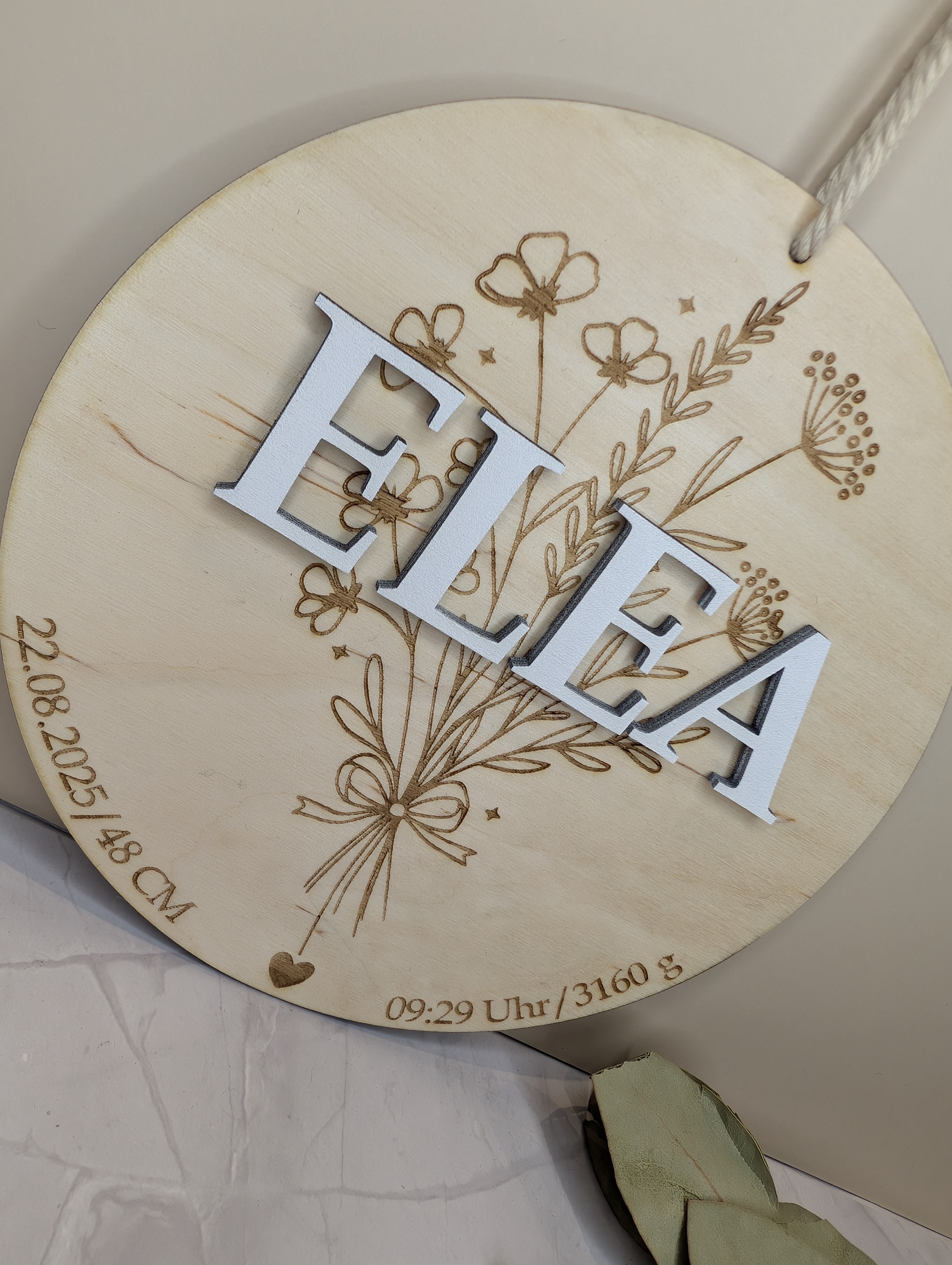 Personalisierter Holzanhänger zur Geburt – Name, Geburtsdaten & Blumenmotiv 15 cm