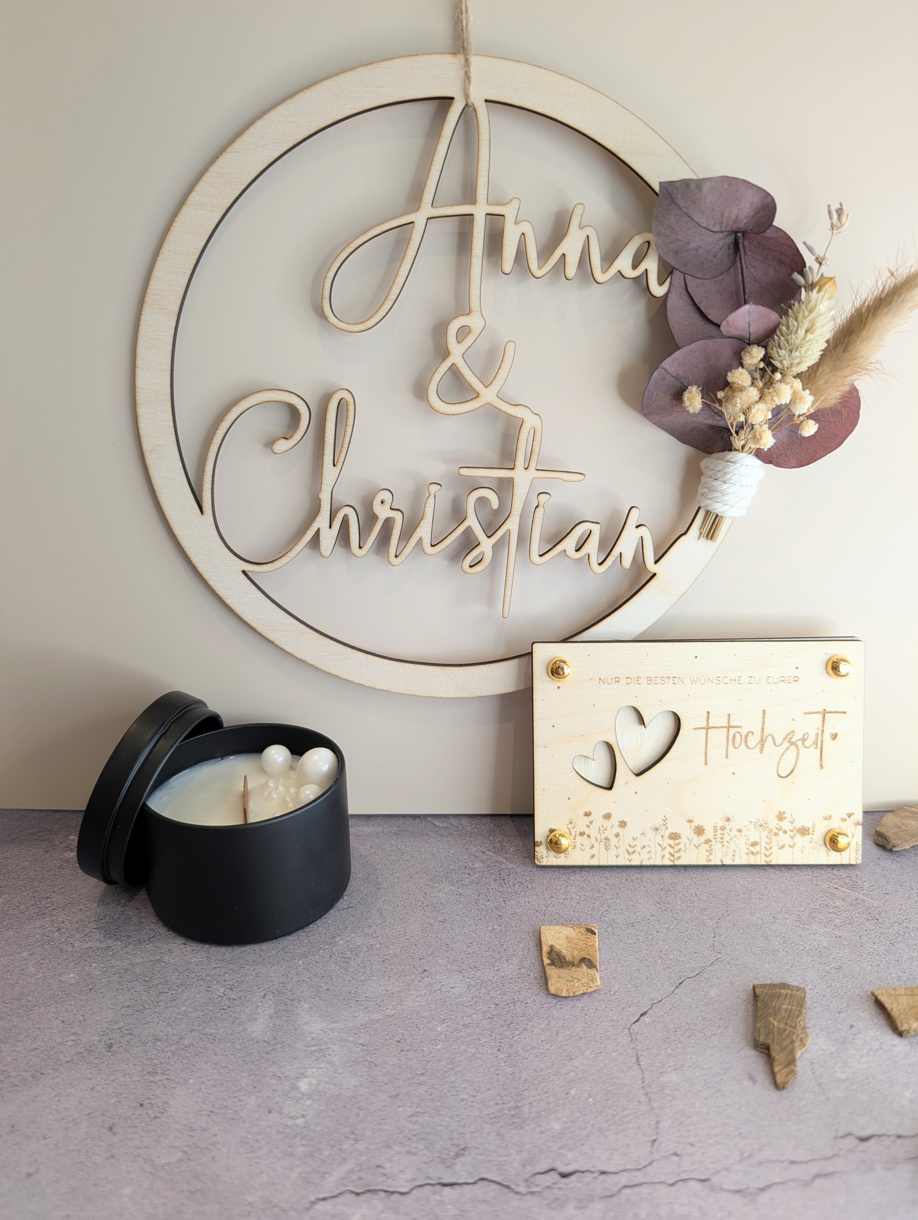 Hochzeitsgeschenk Set – personalisierter Holzring 20 cm mit Wunscherfüller & Duftkerze (Cashmere)